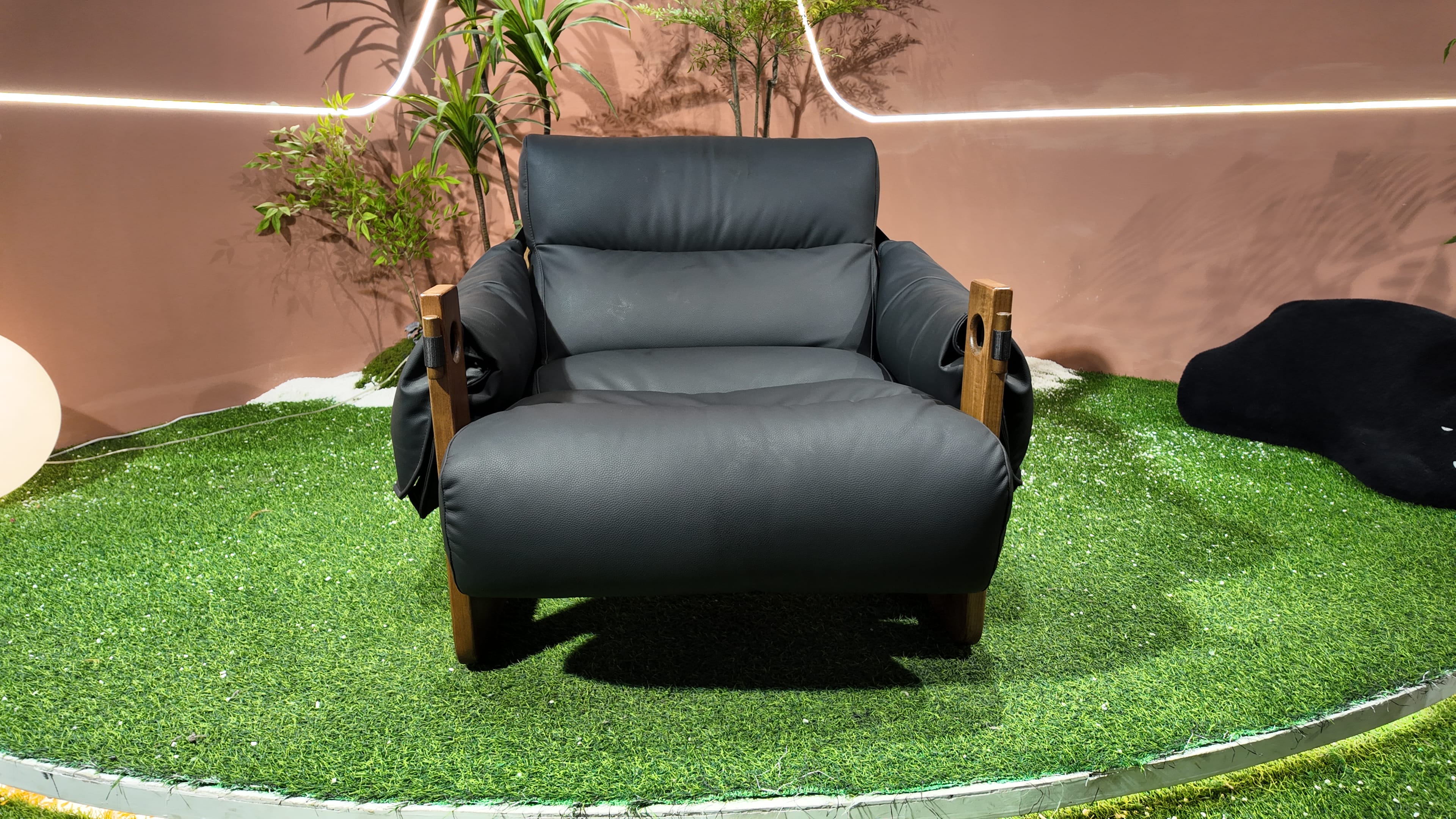Fauteuil lounge en cuir noir et bois massif – JERSEY