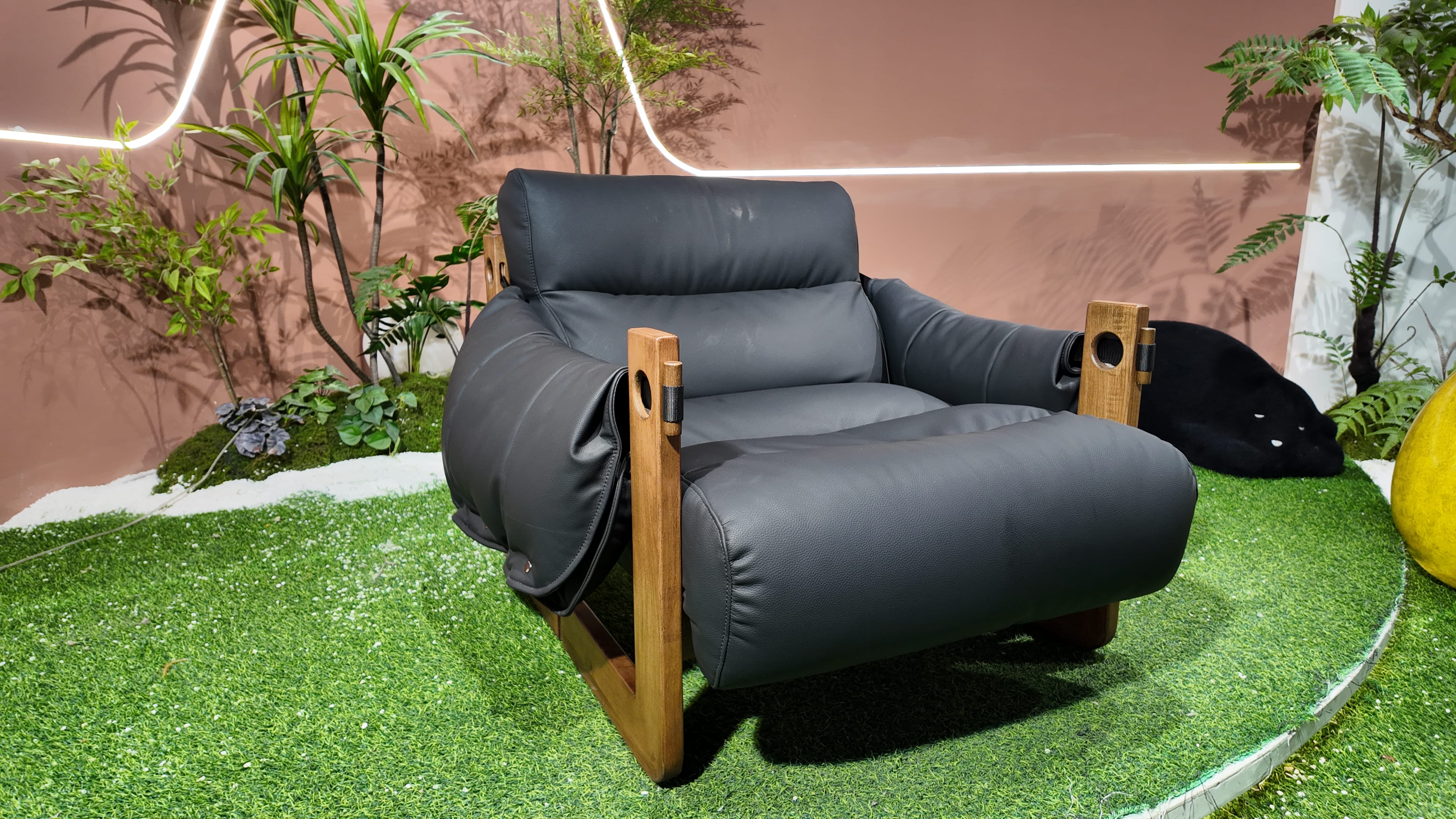 Fauteuil lounge en cuir noir et bois massif – JERSEY