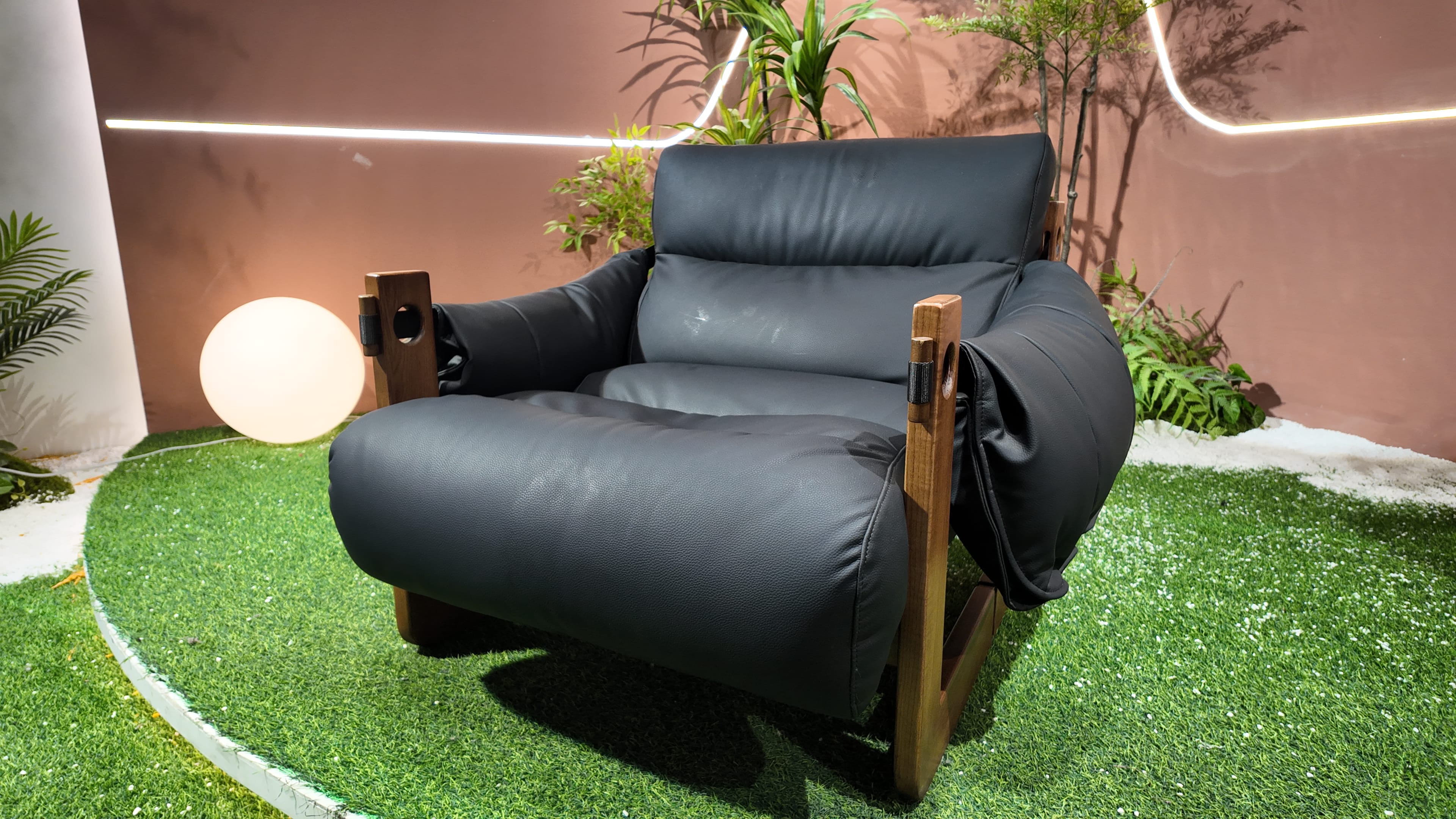 Fauteuil lounge en cuir noir et bois massif – JERSEY