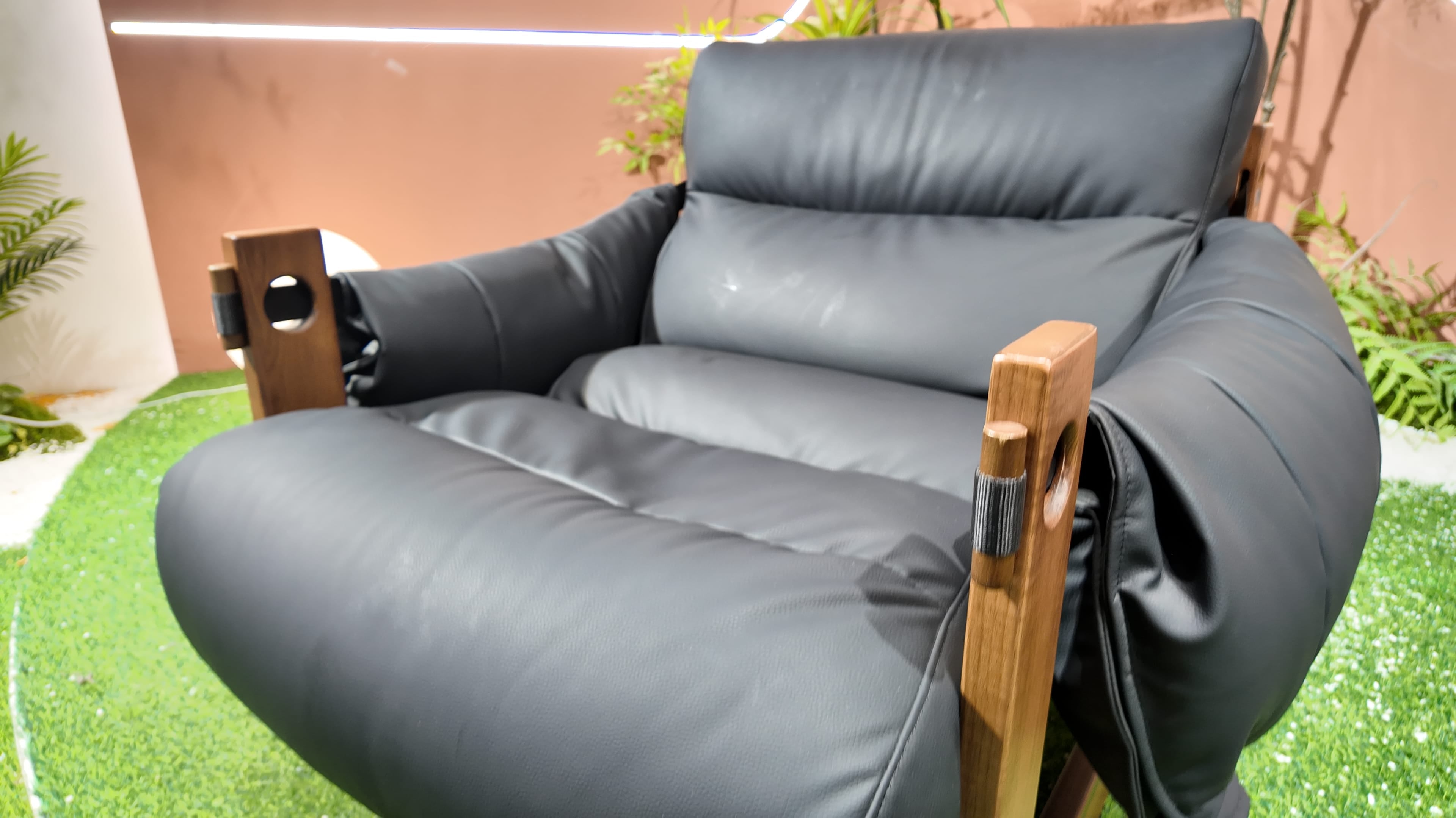 Fauteuil lounge en cuir noir et bois massif – JERSEY