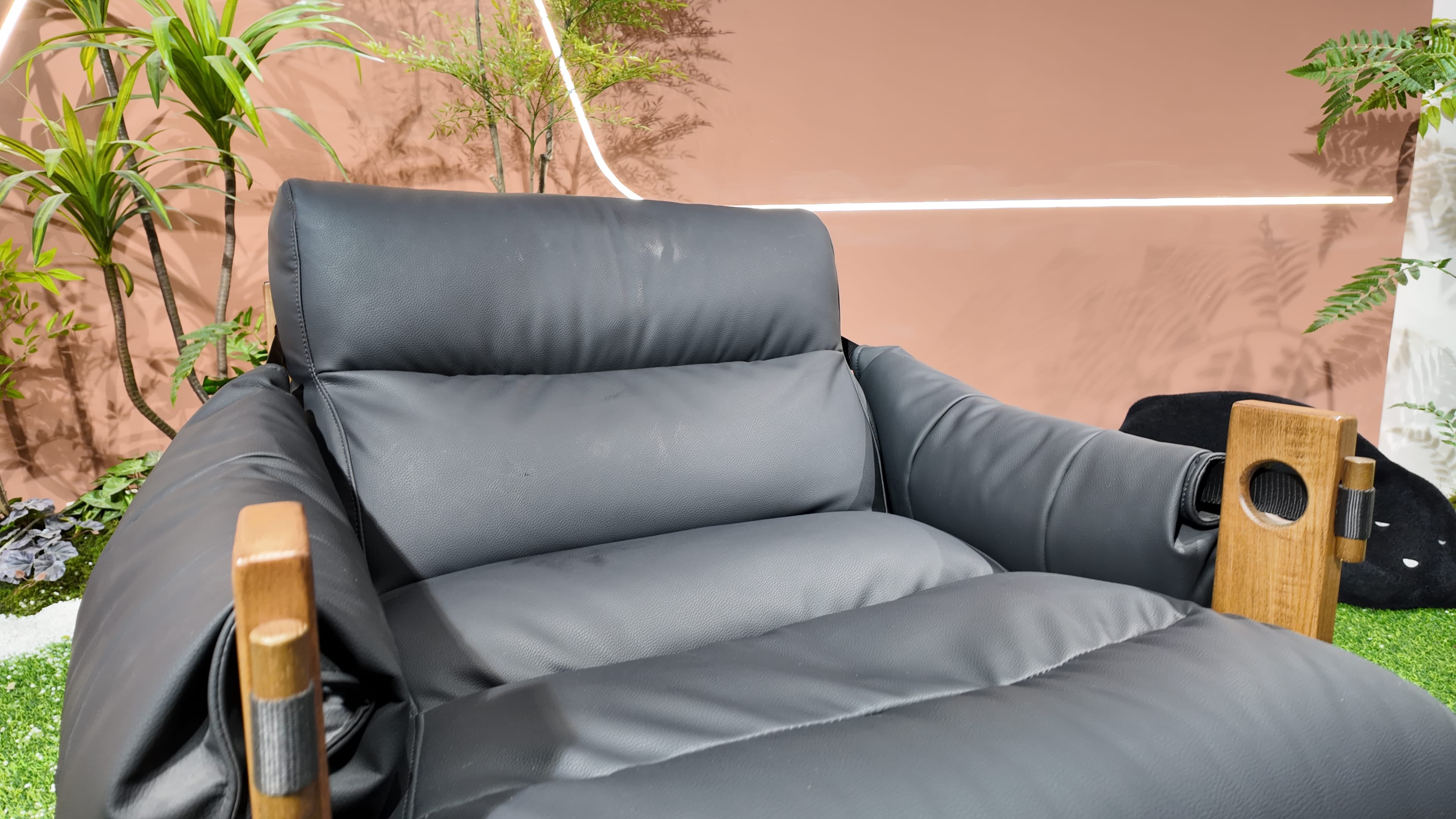 Fauteuil lounge en cuir noir et bois massif – JERSEY
