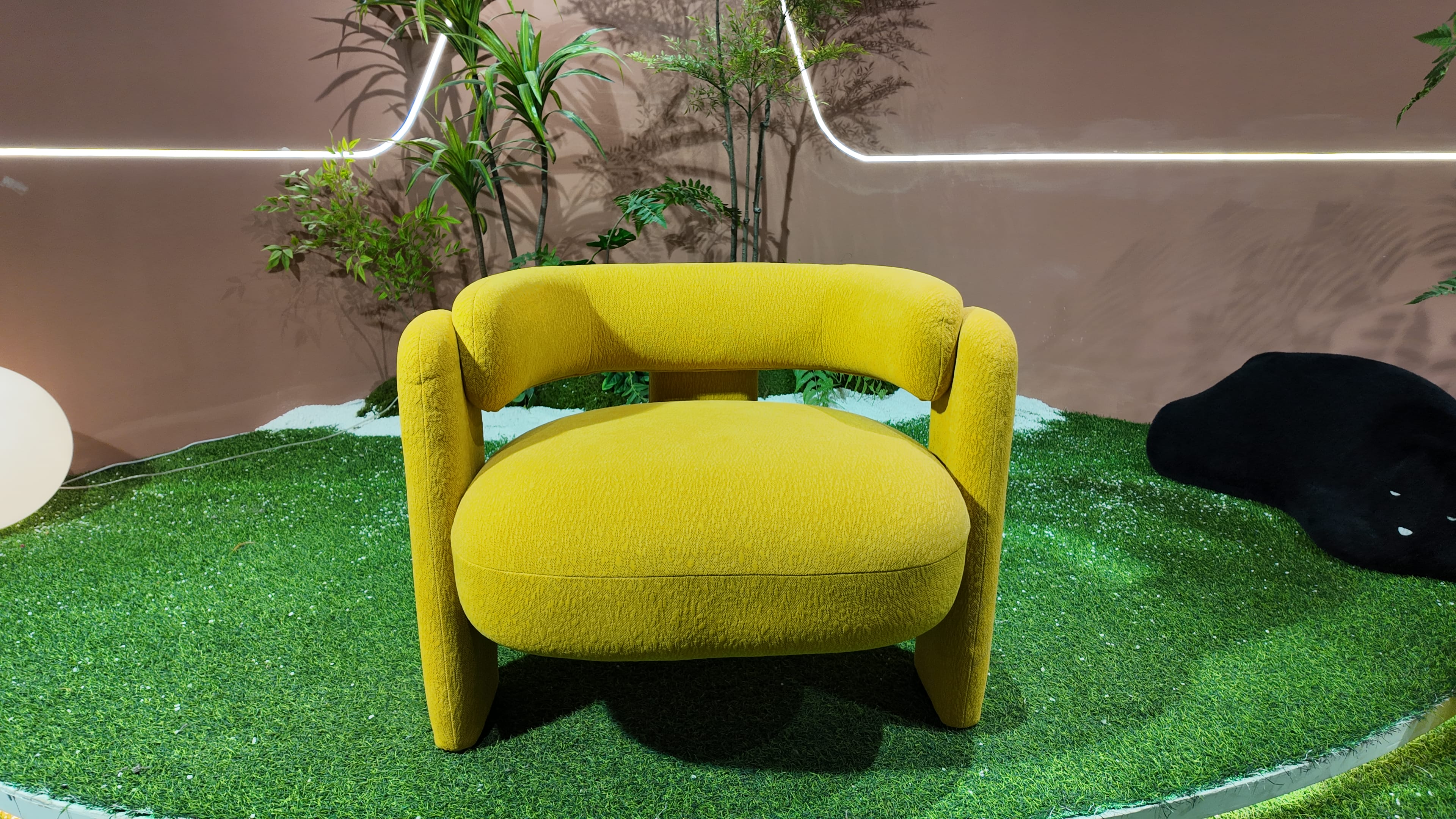 Fauteuil design en tissu bouclé jaune moutarde – BUBBLE