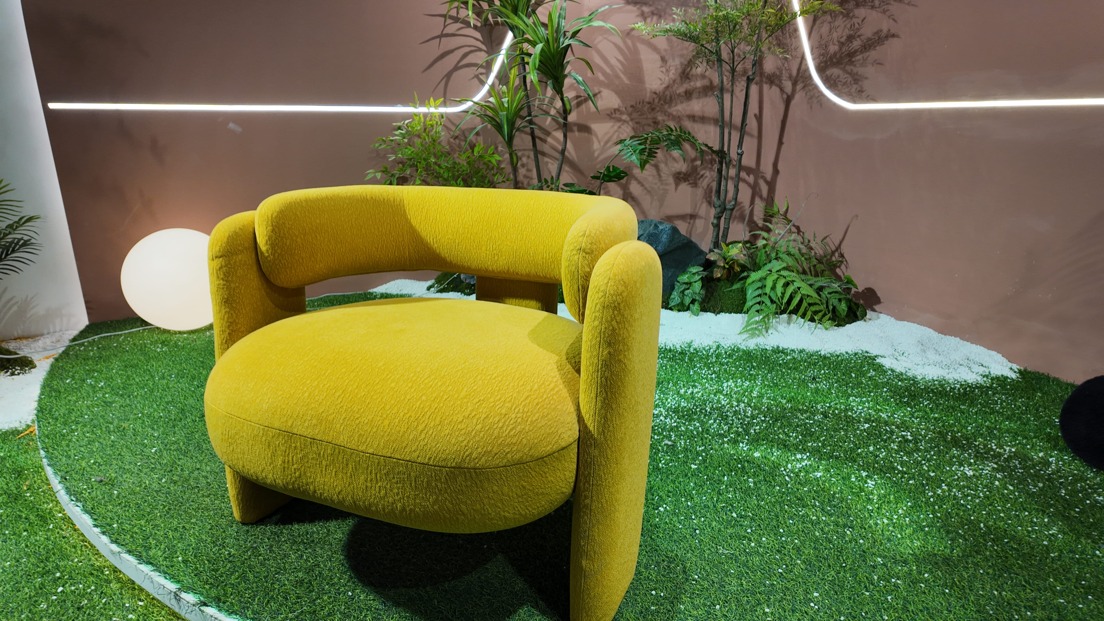 Fauteuil design en tissu bouclé jaune moutarde – BUBBLE