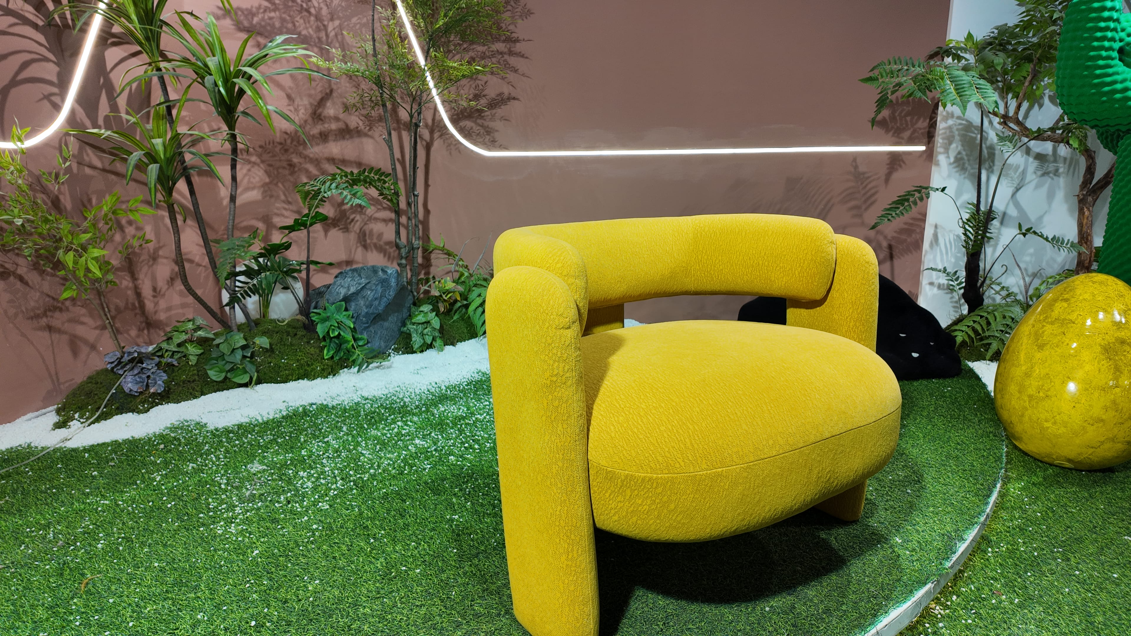 Fauteuil design en tissu bouclé jaune moutarde – BUBBLE
