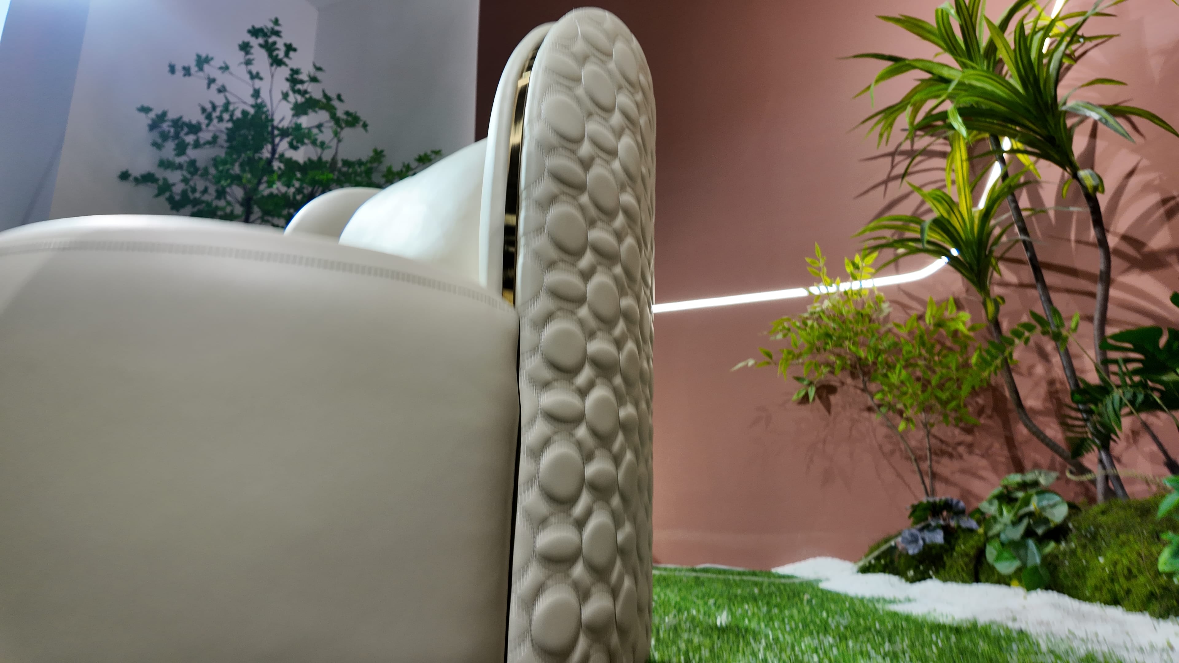 Fauteuil rond en cuir capitonné vert sauge et laiton – Abbraccio