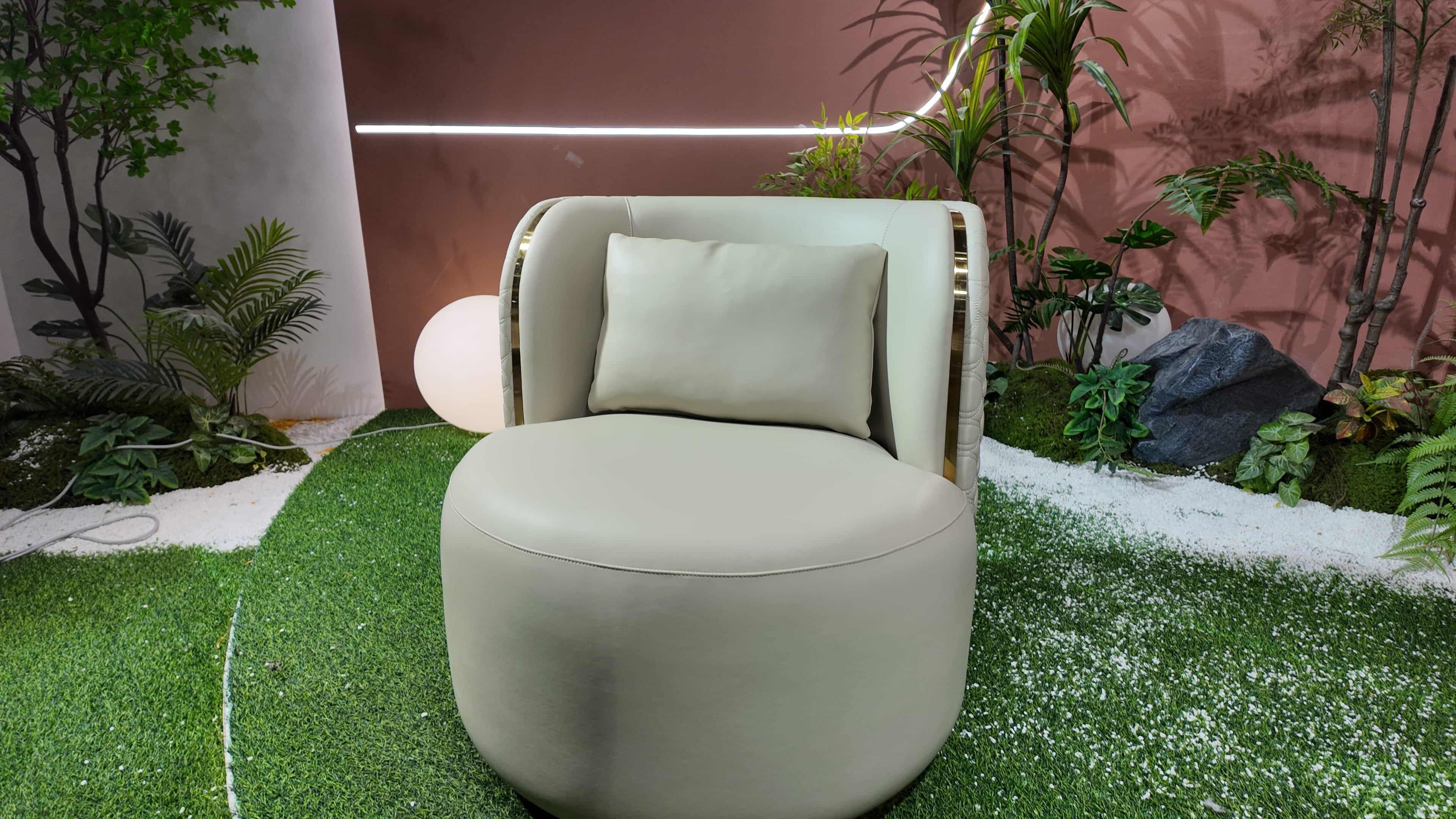Fauteuil rond en cuir capitonné vert sauge et laiton – Abbraccio
