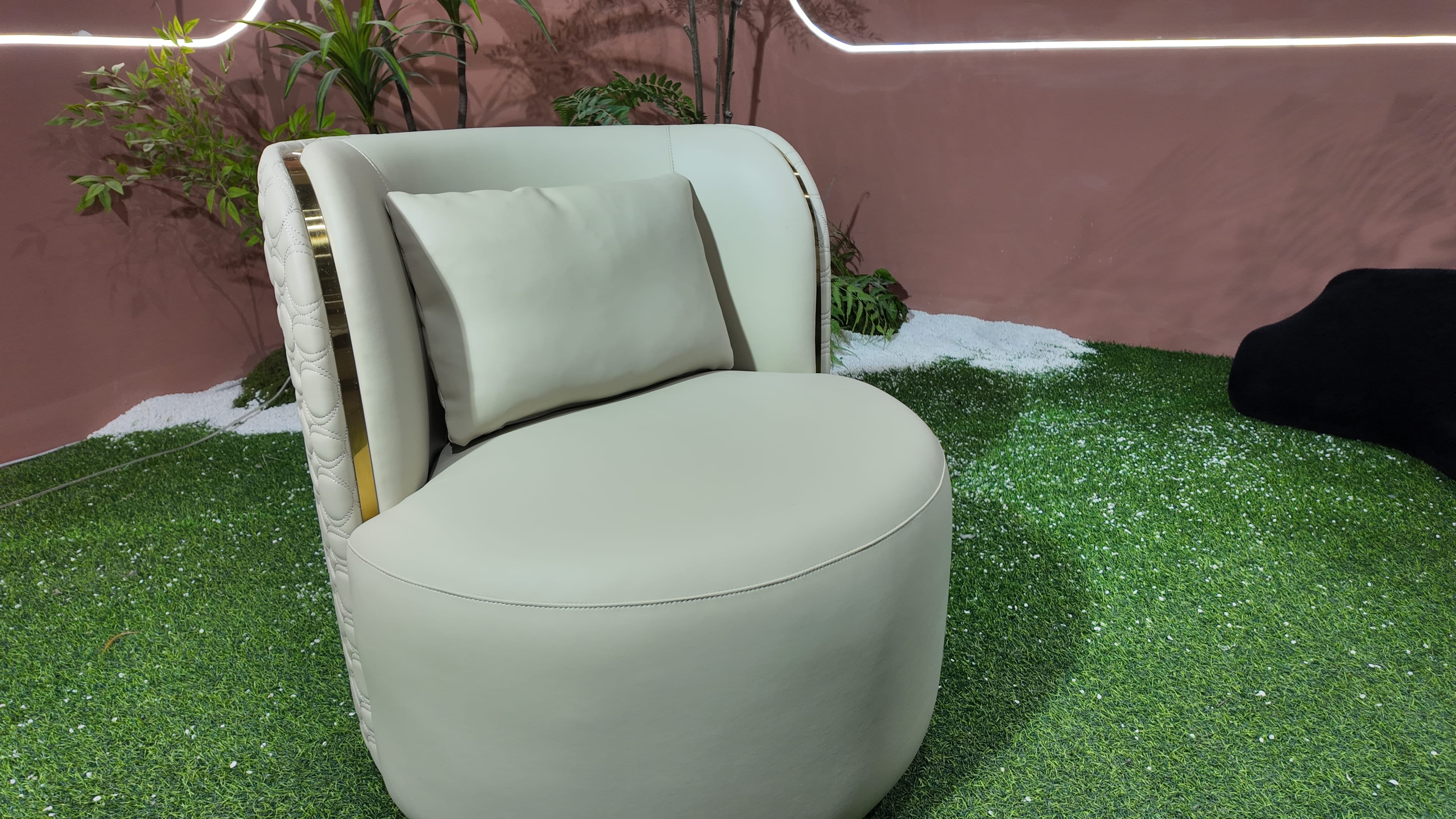 Fauteuil rond en cuir capitonné vert sauge et laiton – Abbraccio