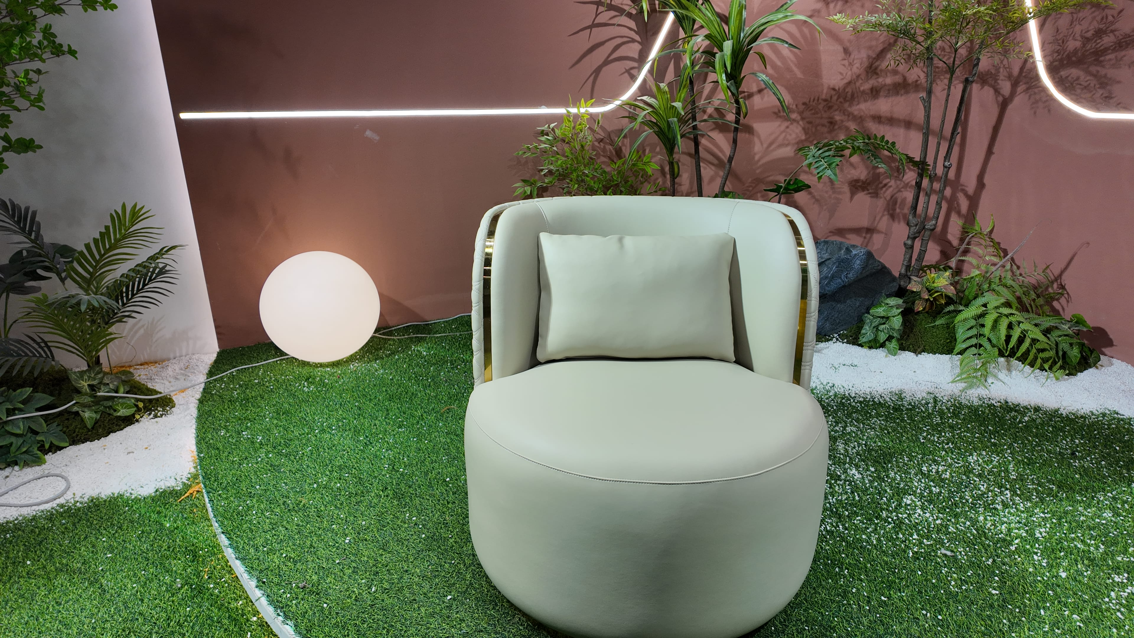 Fauteuil rond en cuir capitonné vert sauge et laiton – Abbraccio