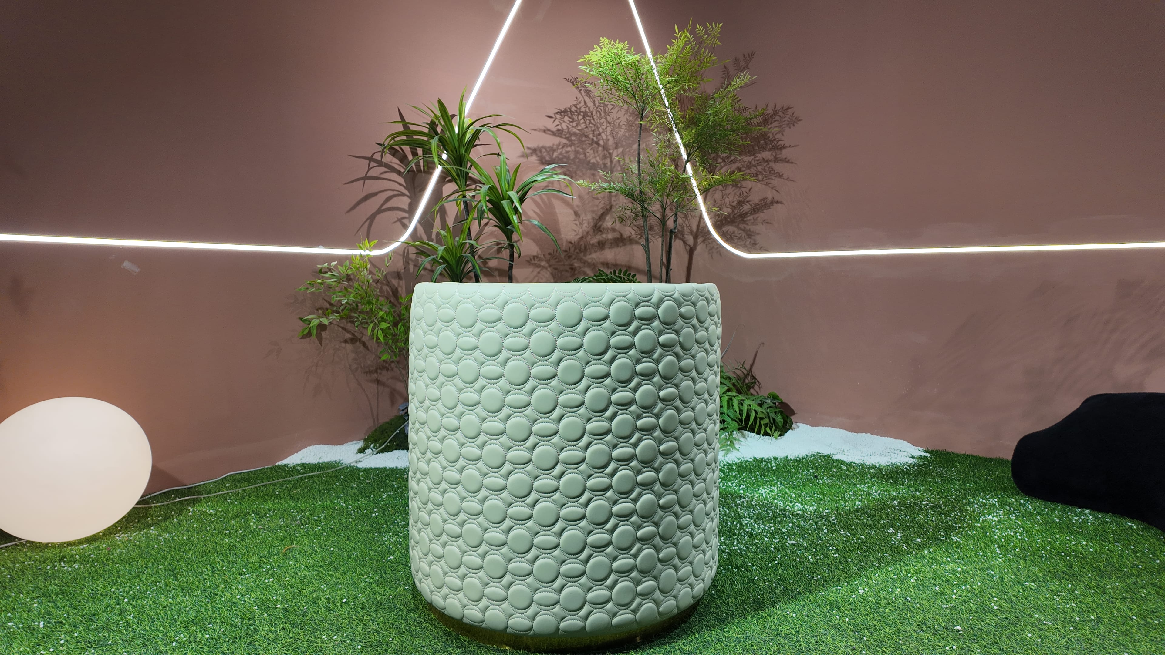 Fauteuil rond en cuir capitonné vert sauge et laiton – Abbraccio
