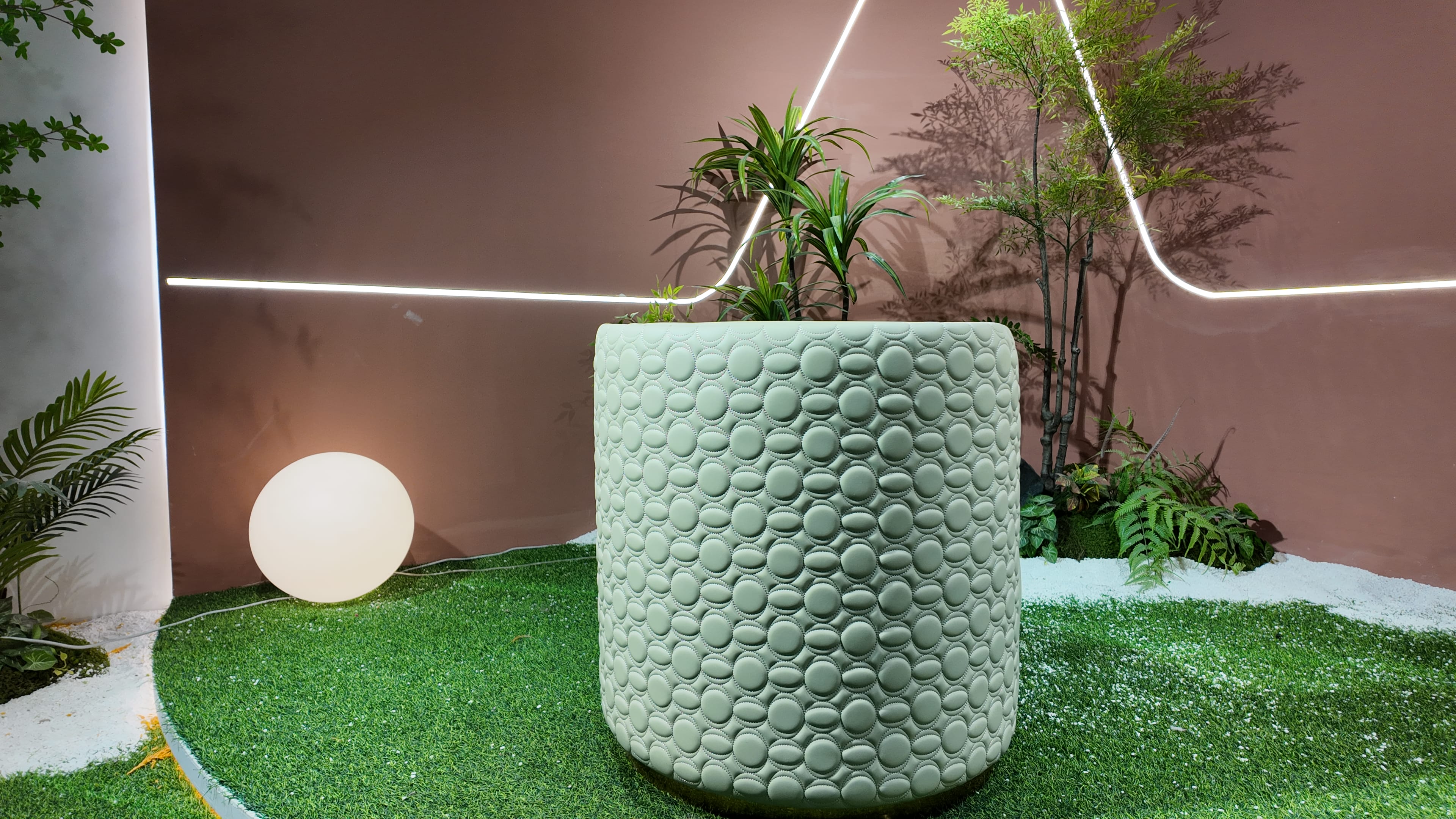 Fauteuil rond en cuir capitonné vert sauge et laiton – Abbraccio
