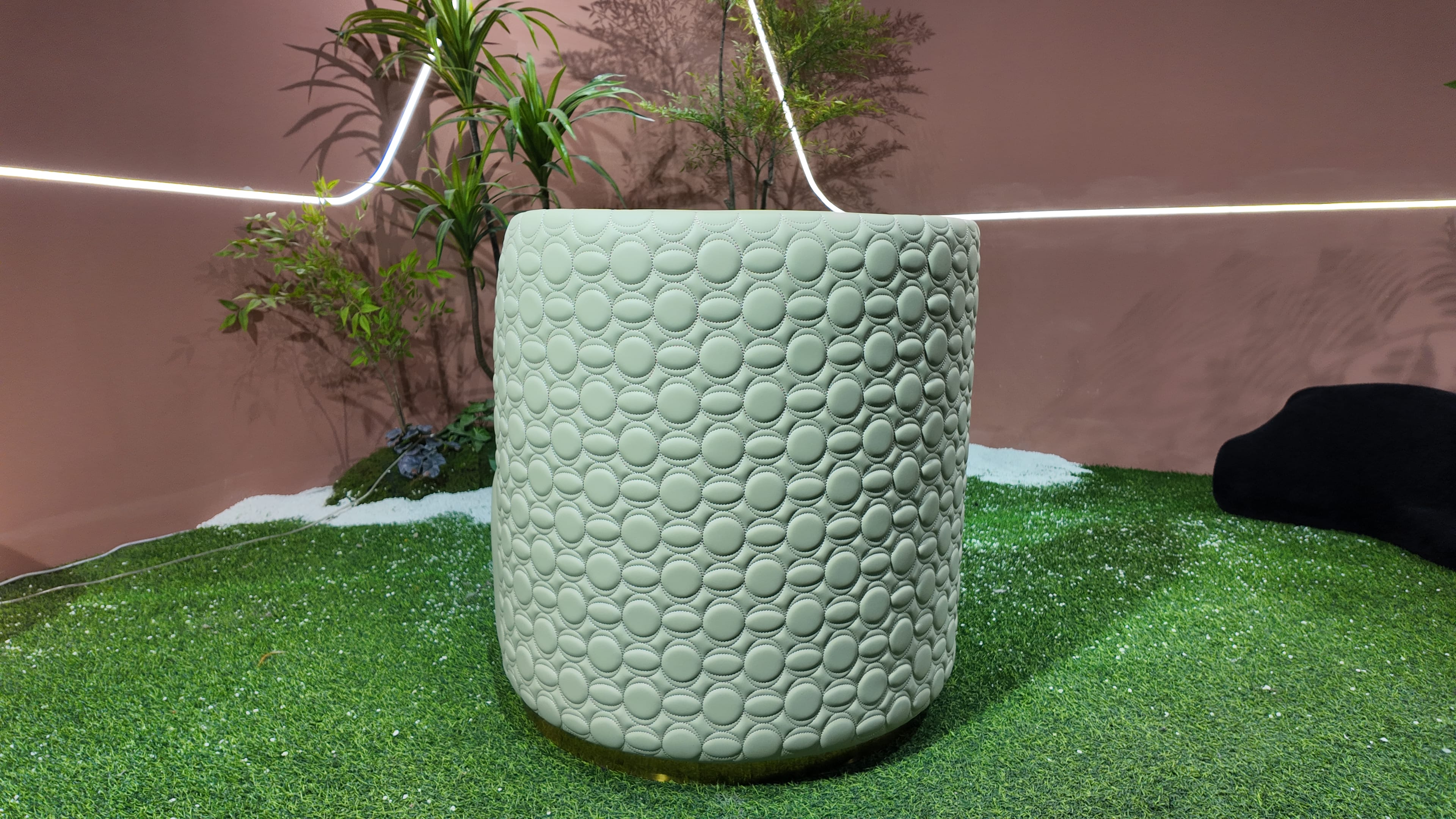 Fauteuil rond en cuir capitonné vert sauge et laiton – Abbraccio