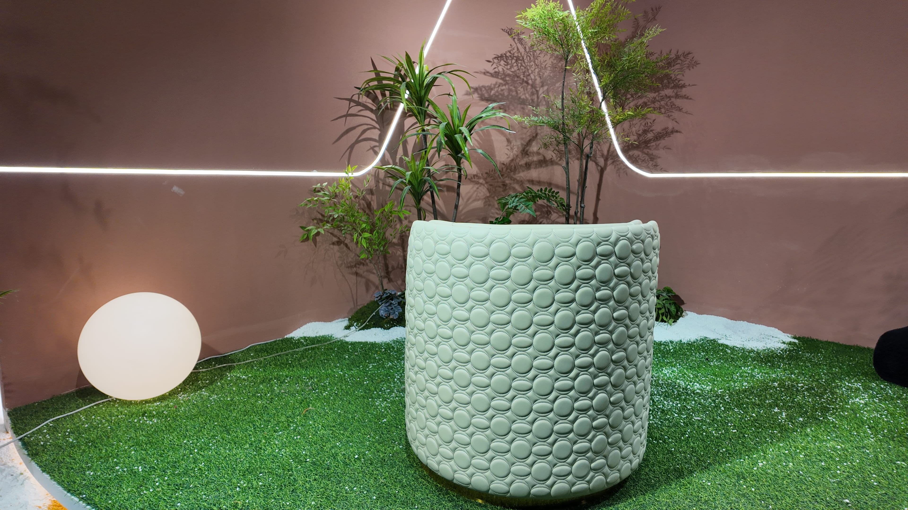 Fauteuil rond en cuir capitonné vert sauge et laiton – Abbraccio