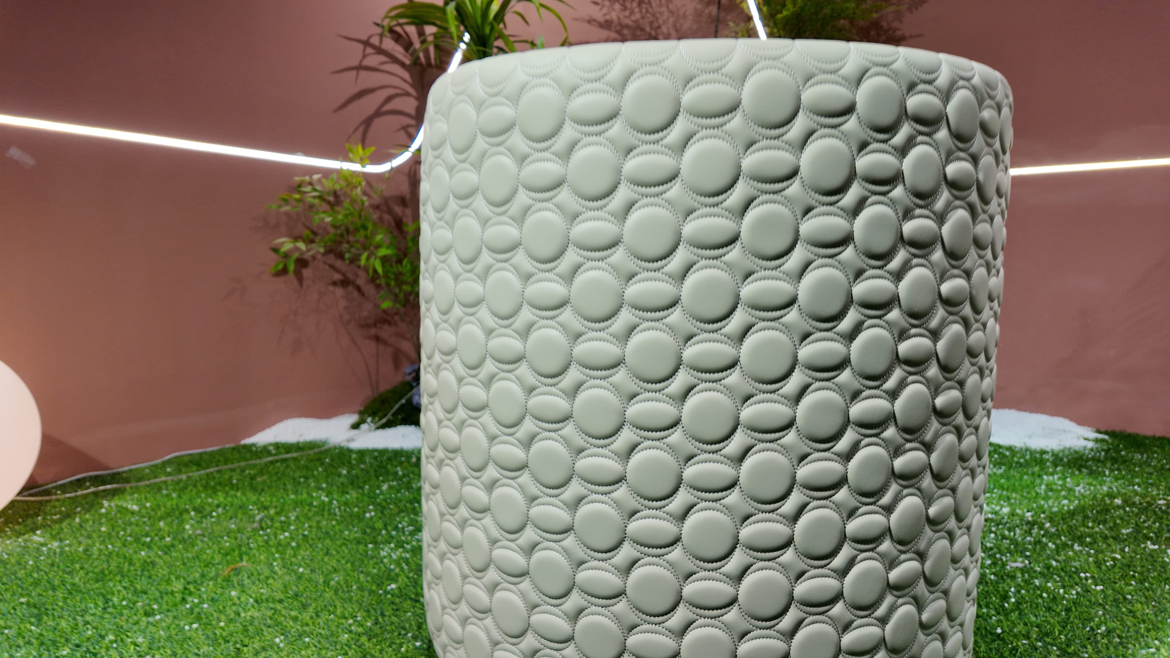 Fauteuil rond en cuir capitonné vert sauge et laiton – Abbraccio
