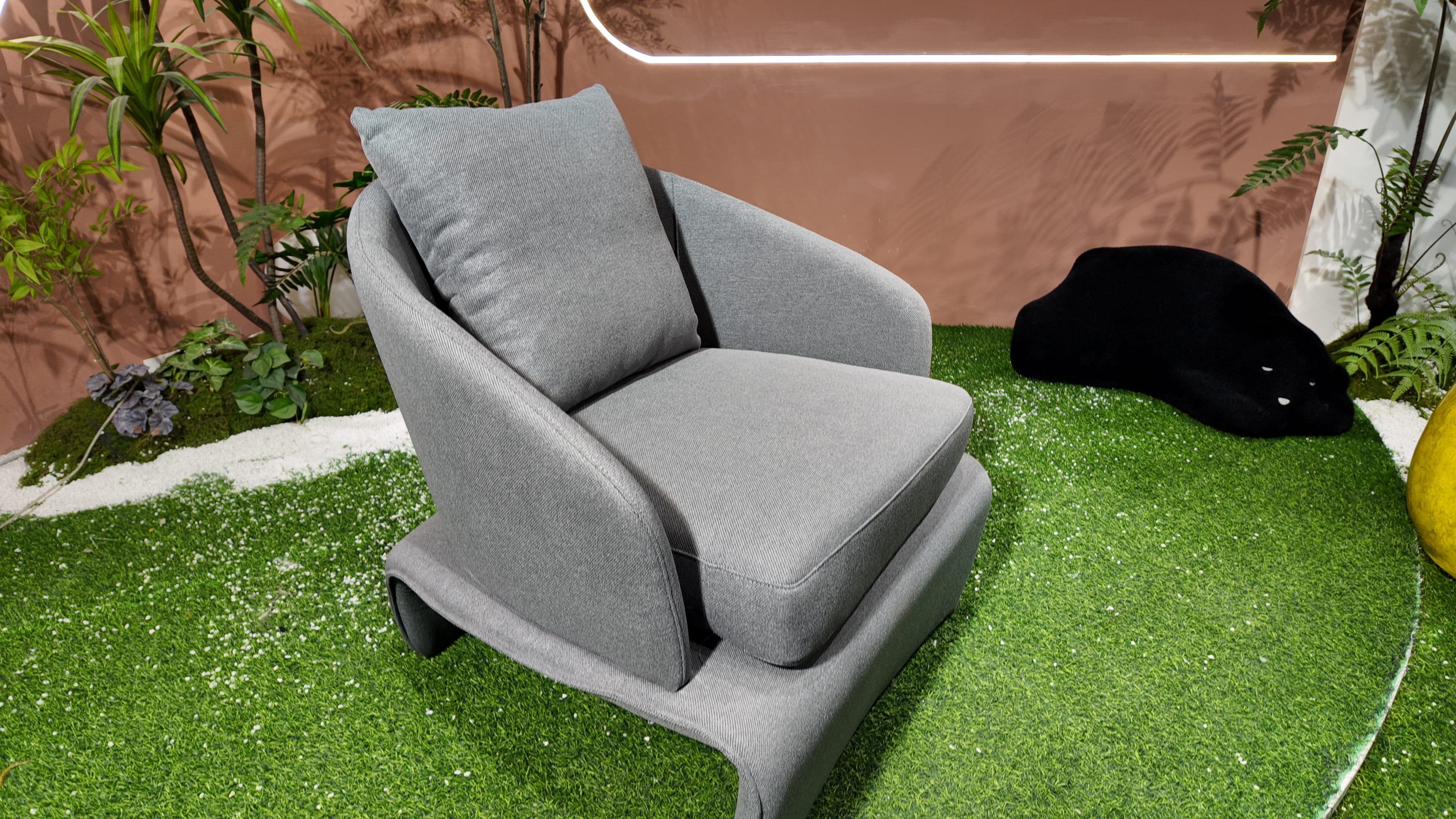 Fauteuil lounge en tissu gris chiné à coque enveloppante – ENVOL