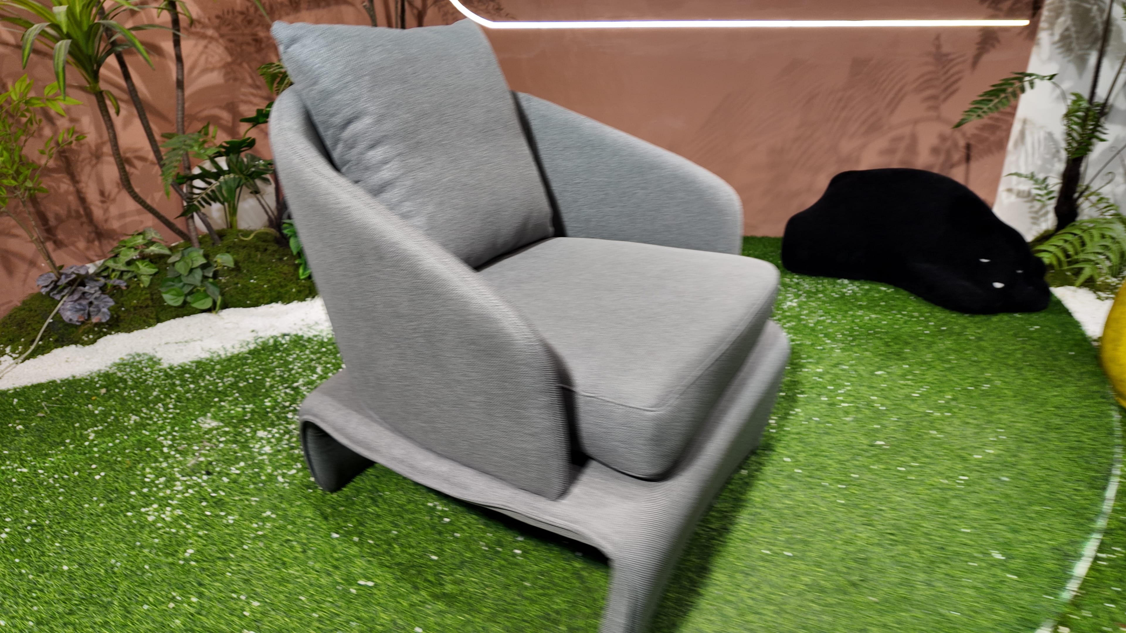 Fauteuil lounge en tissu gris chiné à coque enveloppante – ENVOL