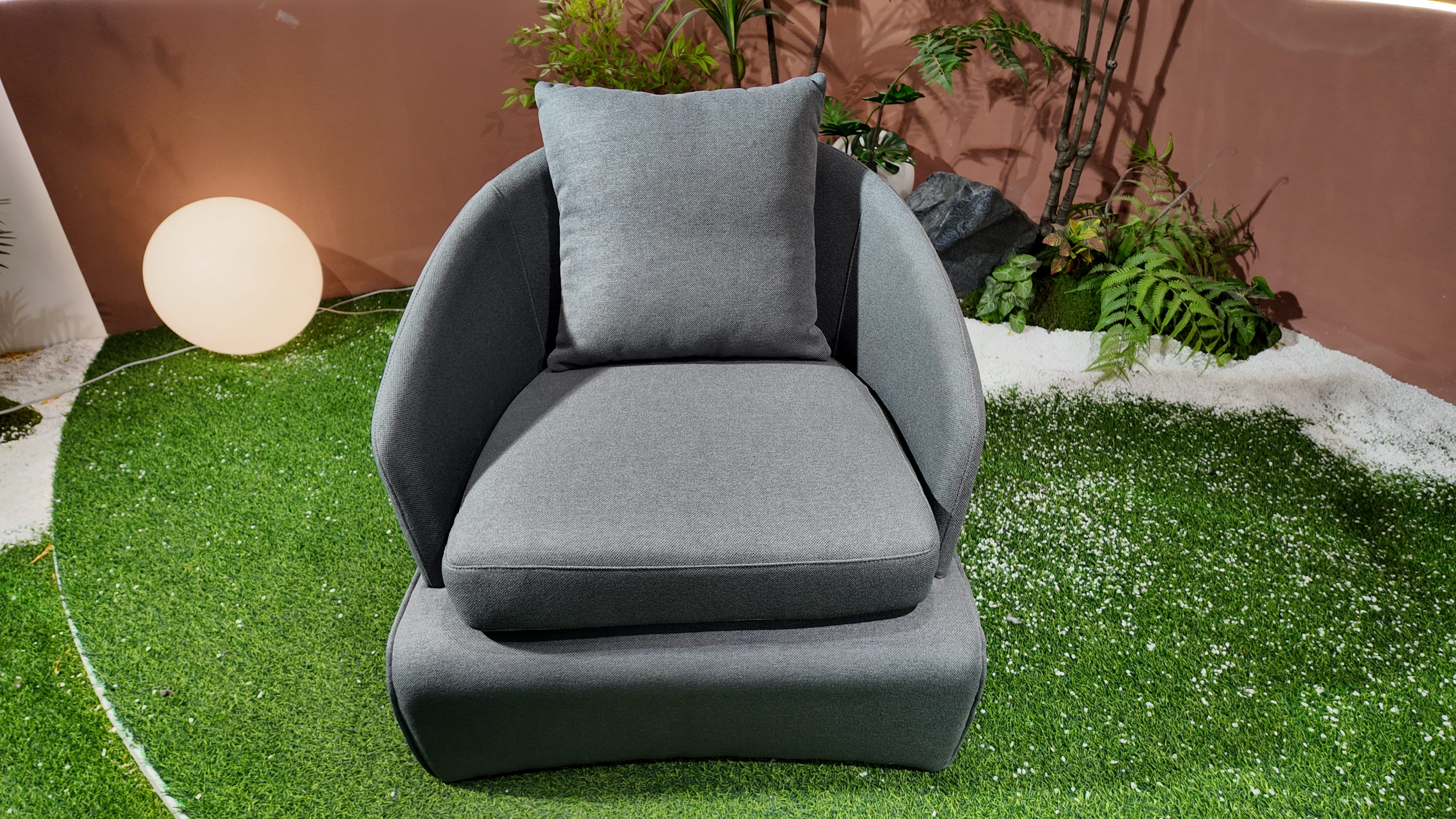 Fauteuil lounge en tissu gris chiné à coque enveloppante – ENVOL