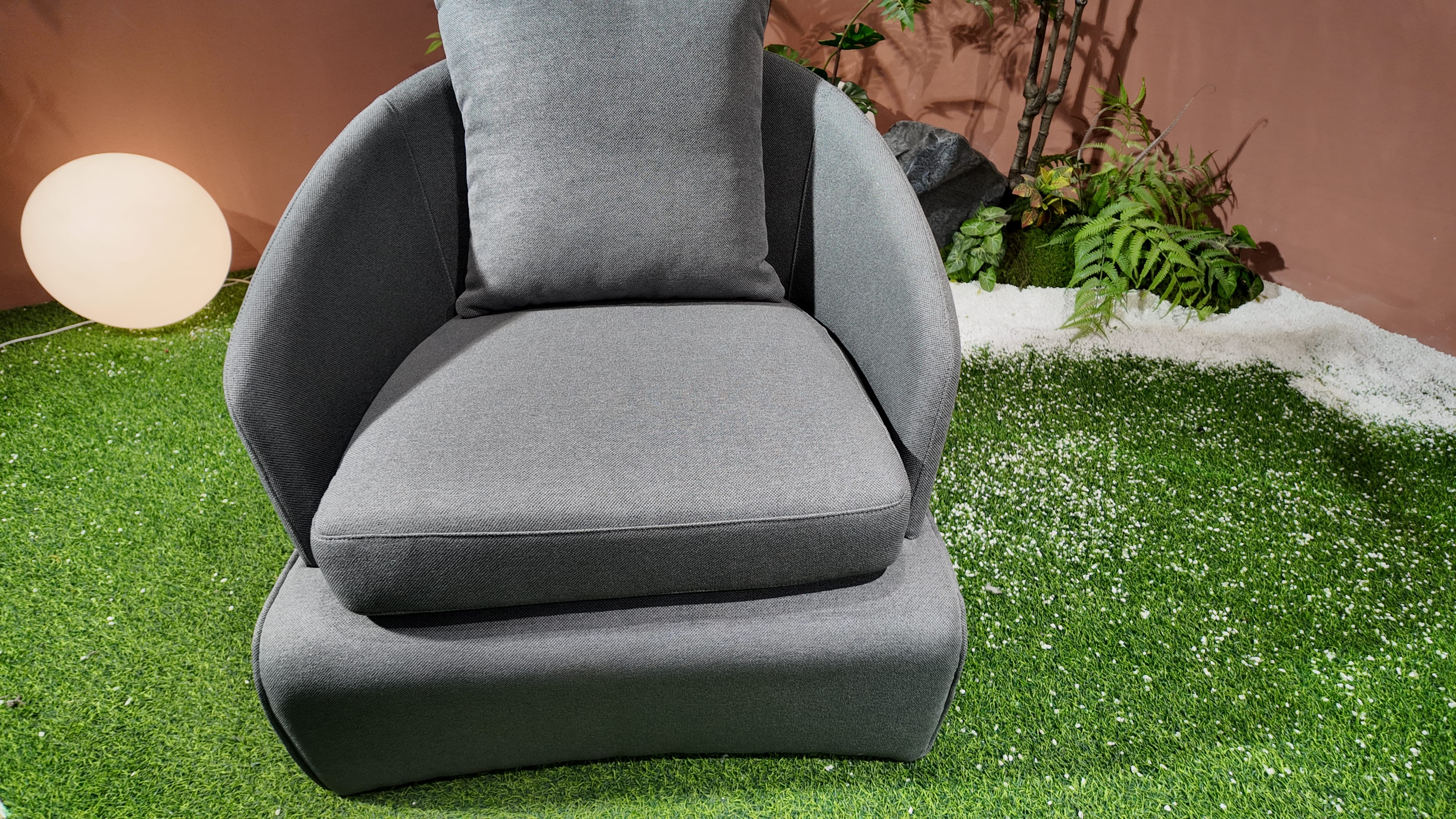 Fauteuil lounge en tissu gris chiné à coque enveloppante – ENVOL