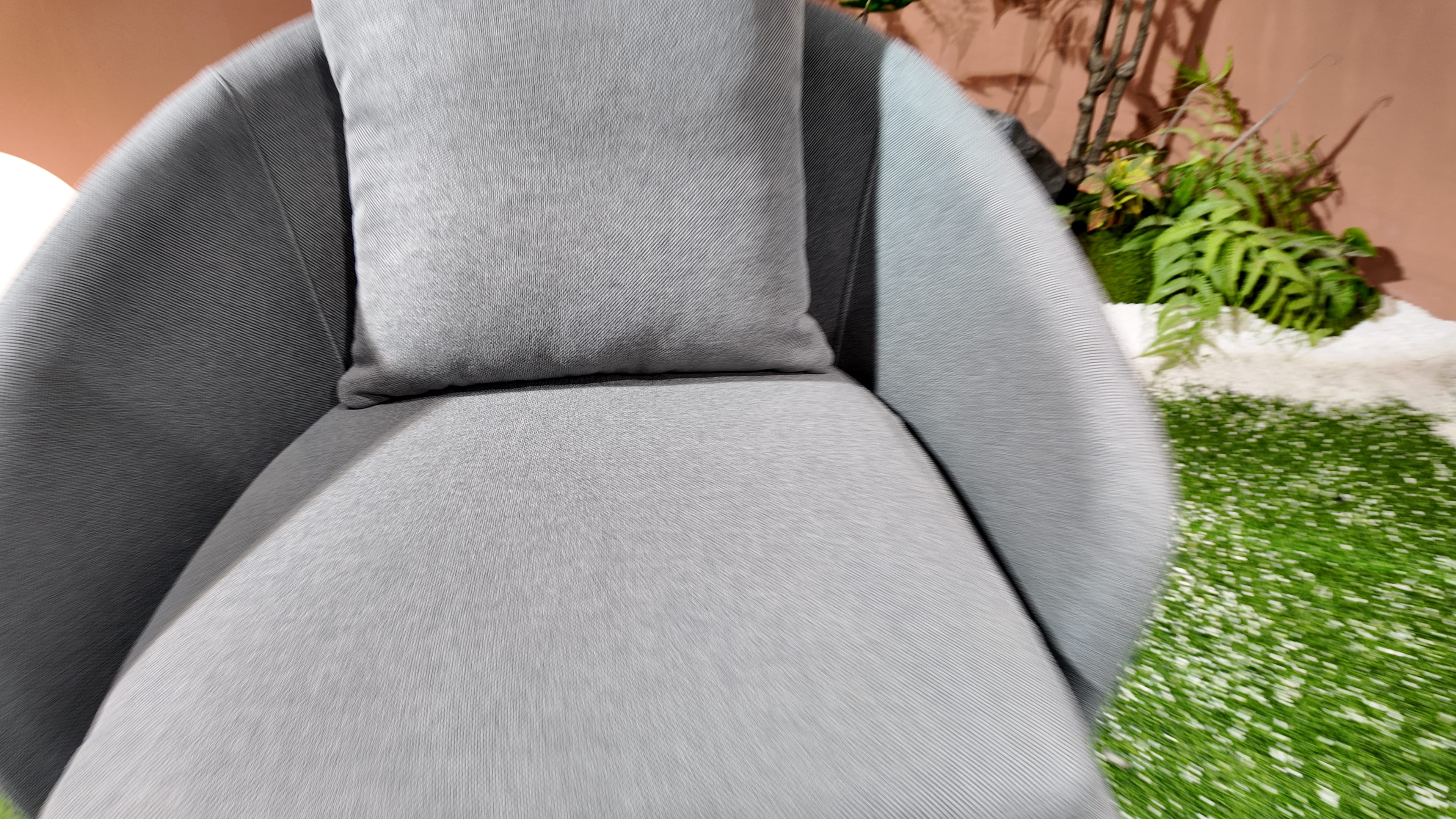 Fauteuil lounge en tissu gris chiné à coque enveloppante – ENVOL