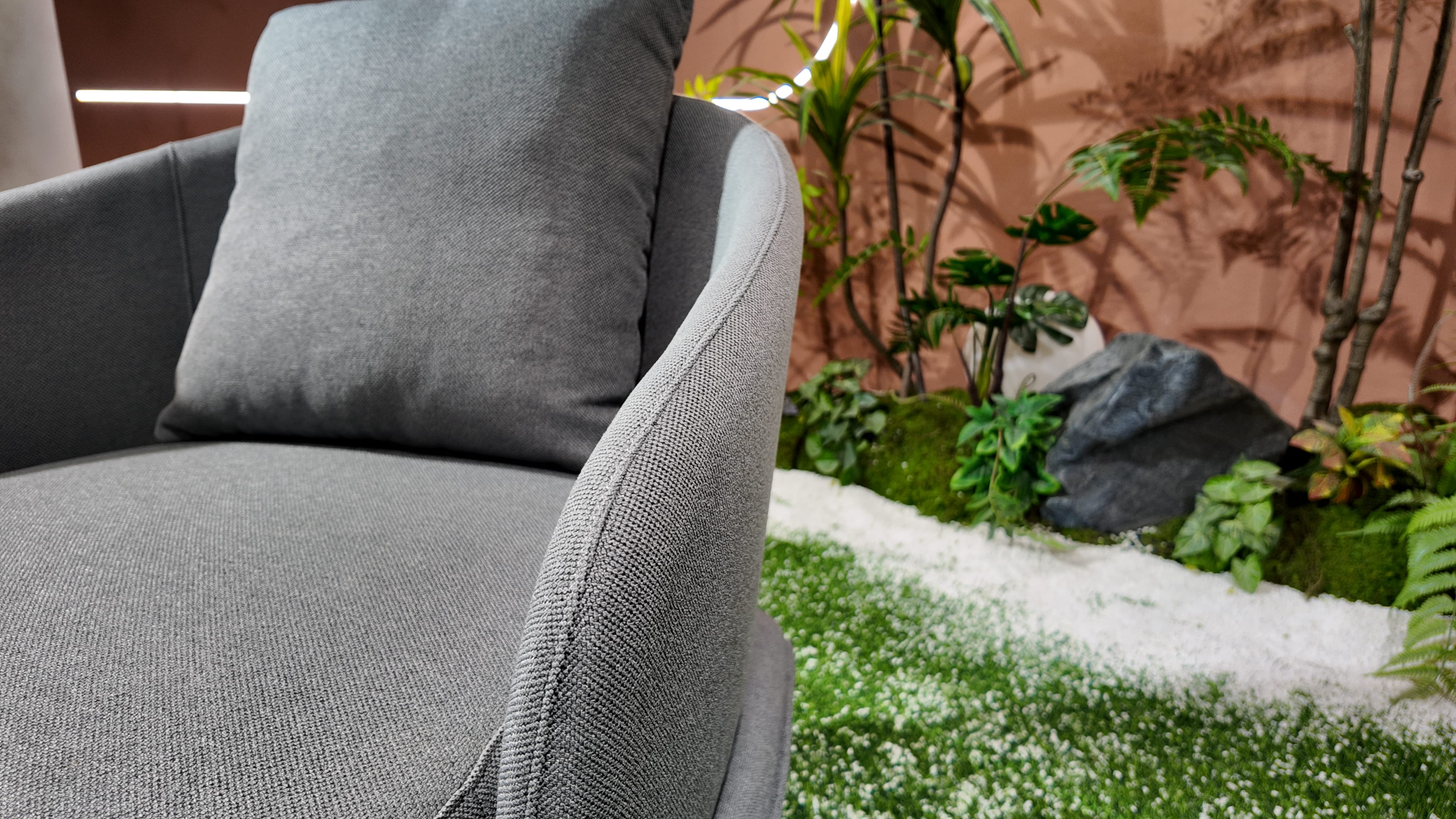 Fauteuil lounge en tissu gris chiné à coque enveloppante – ENVOL
