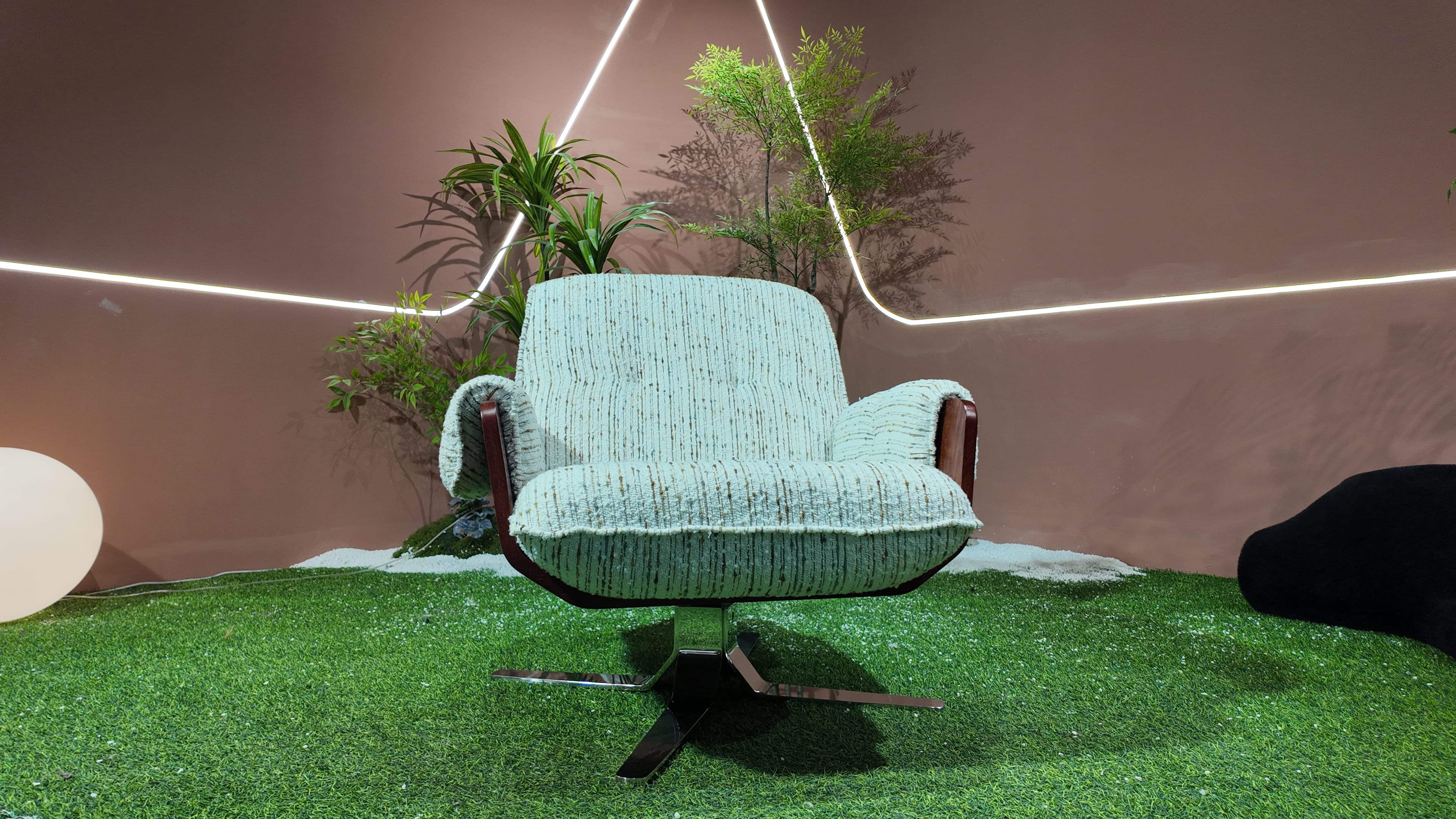 Fauteuil pivotant en bouclé chenille vert sauge et bois courbé – Milano Swivel