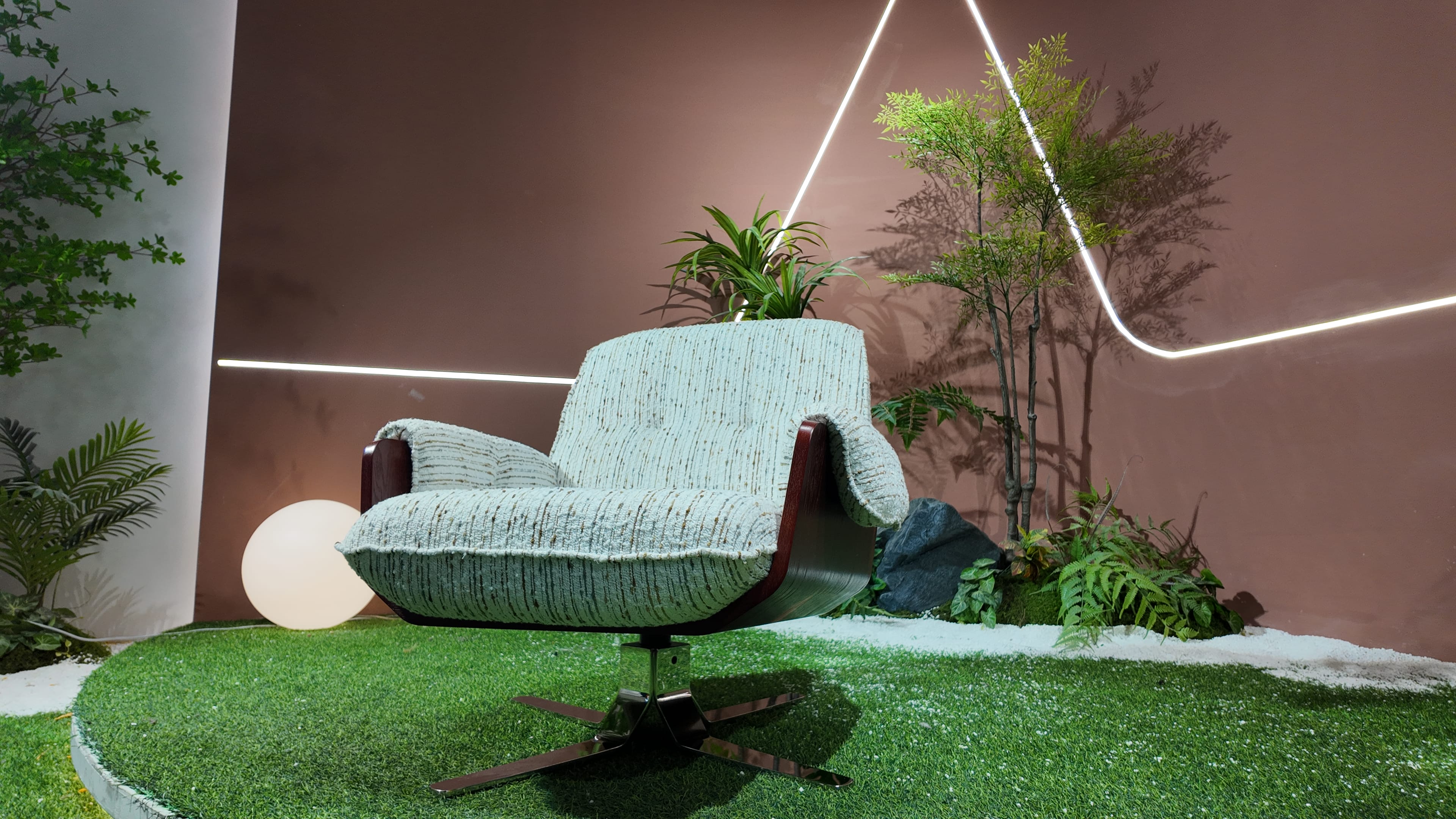 Fauteuil pivotant en bouclé chenille vert sauge et bois courbé – Milano Swivel