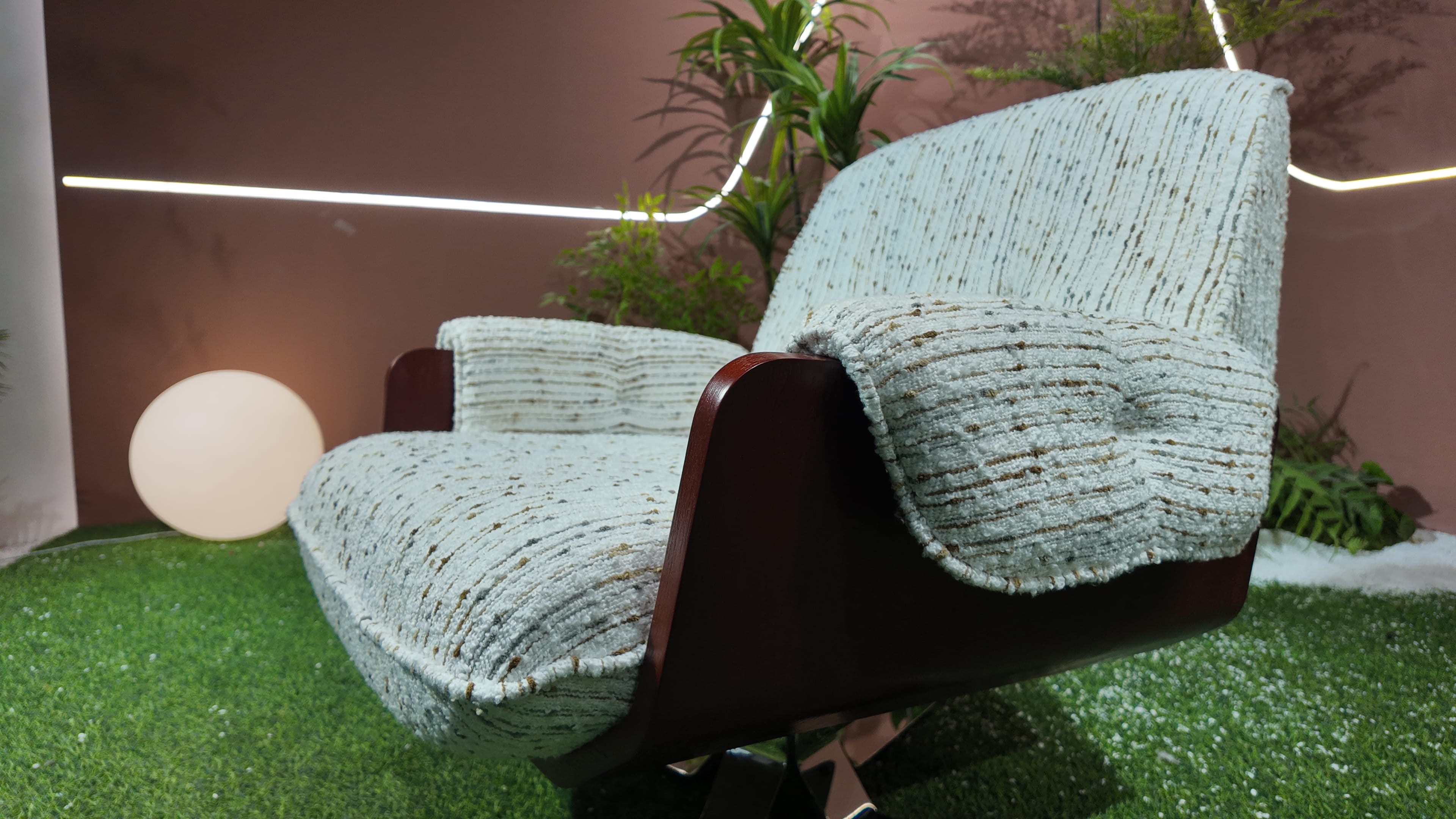 Fauteuil pivotant en bouclé chenille vert sauge et bois courbé – Milano Swivel