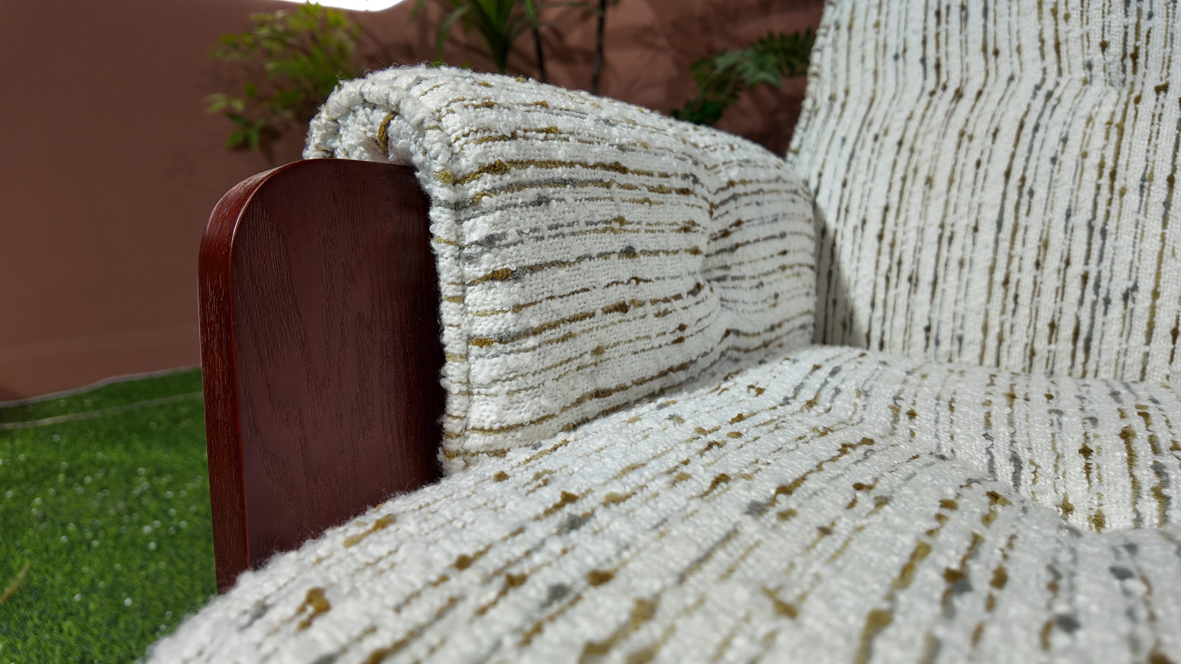 Fauteuil pivotant en bouclé chenille vert sauge et bois courbé – Milano Swivel