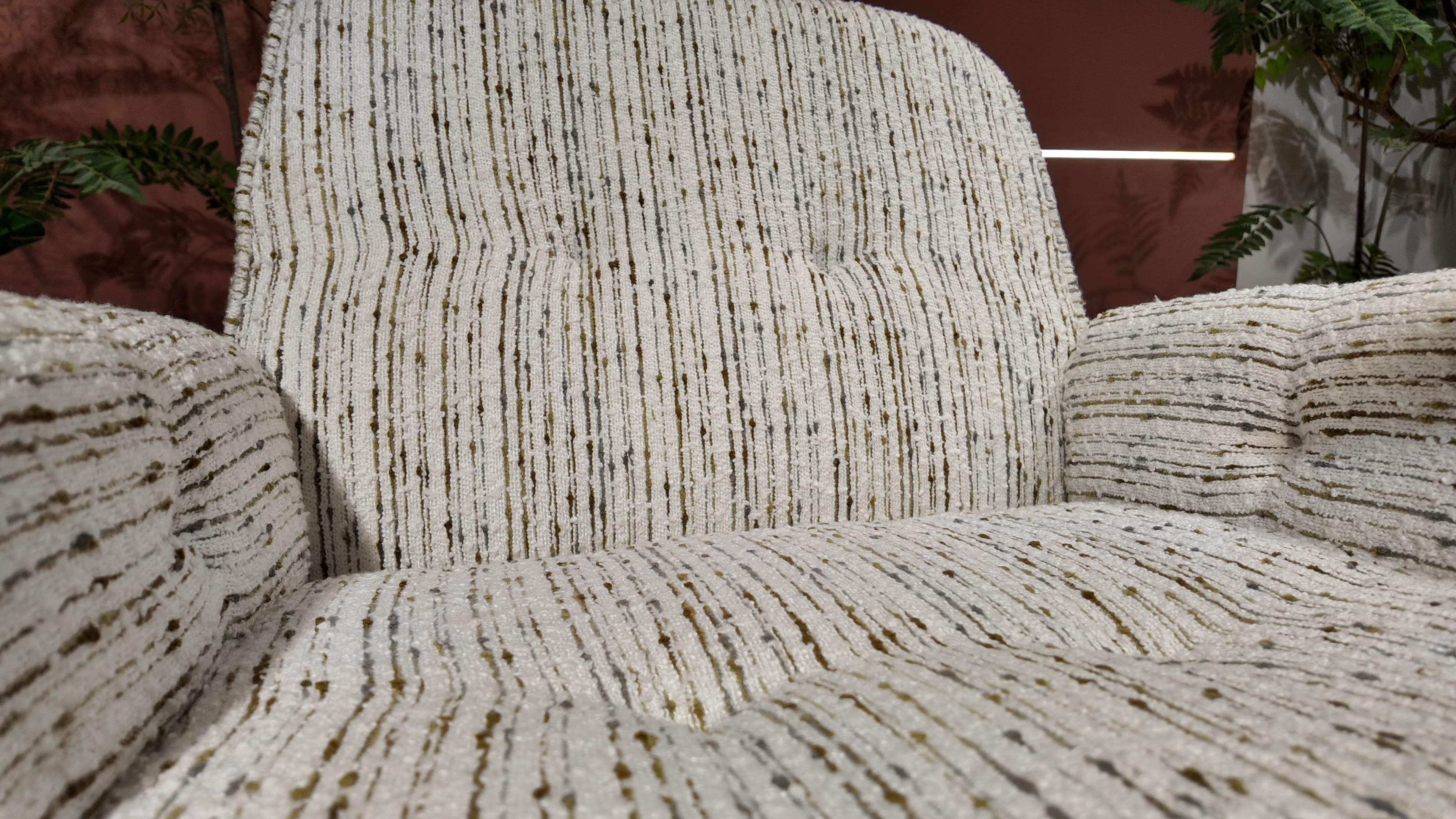 Fauteuil pivotant en bouclé chenille vert sauge et bois courbé – Milano Swivel