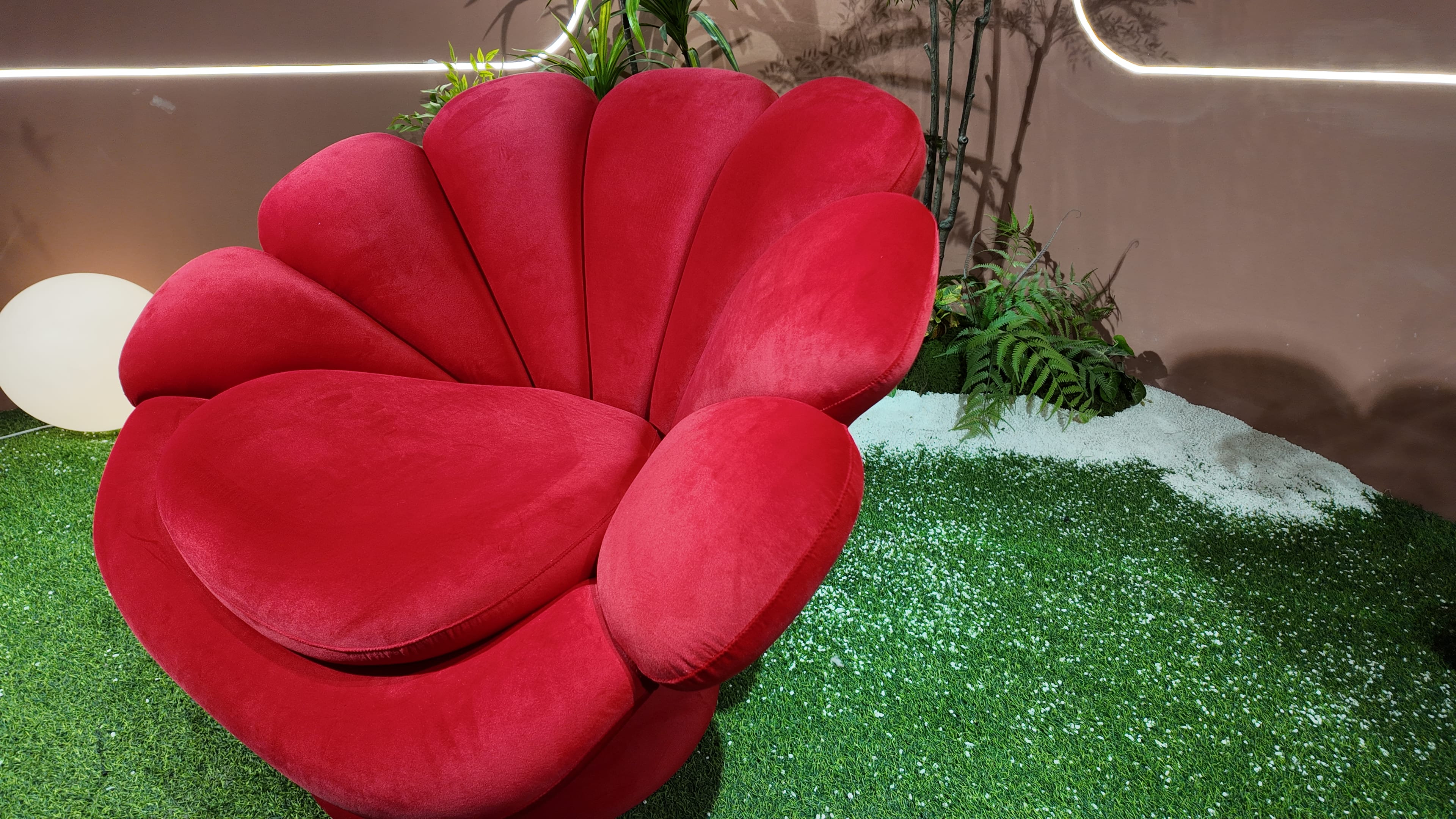 Fauteuil coquillage en velours rouge – Coquille Royale
