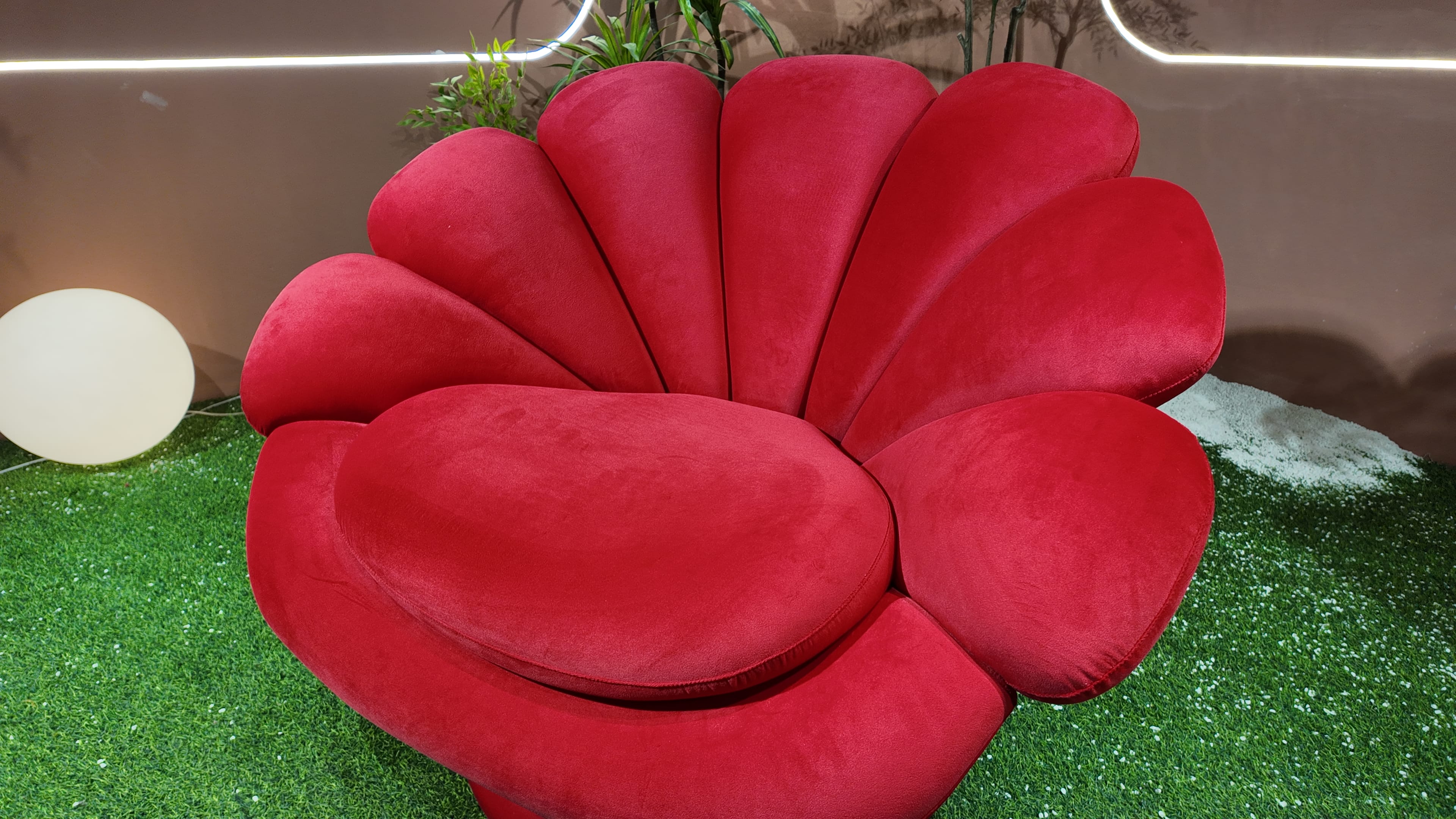 Fauteuil coquillage en velours rouge – Coquille Royale