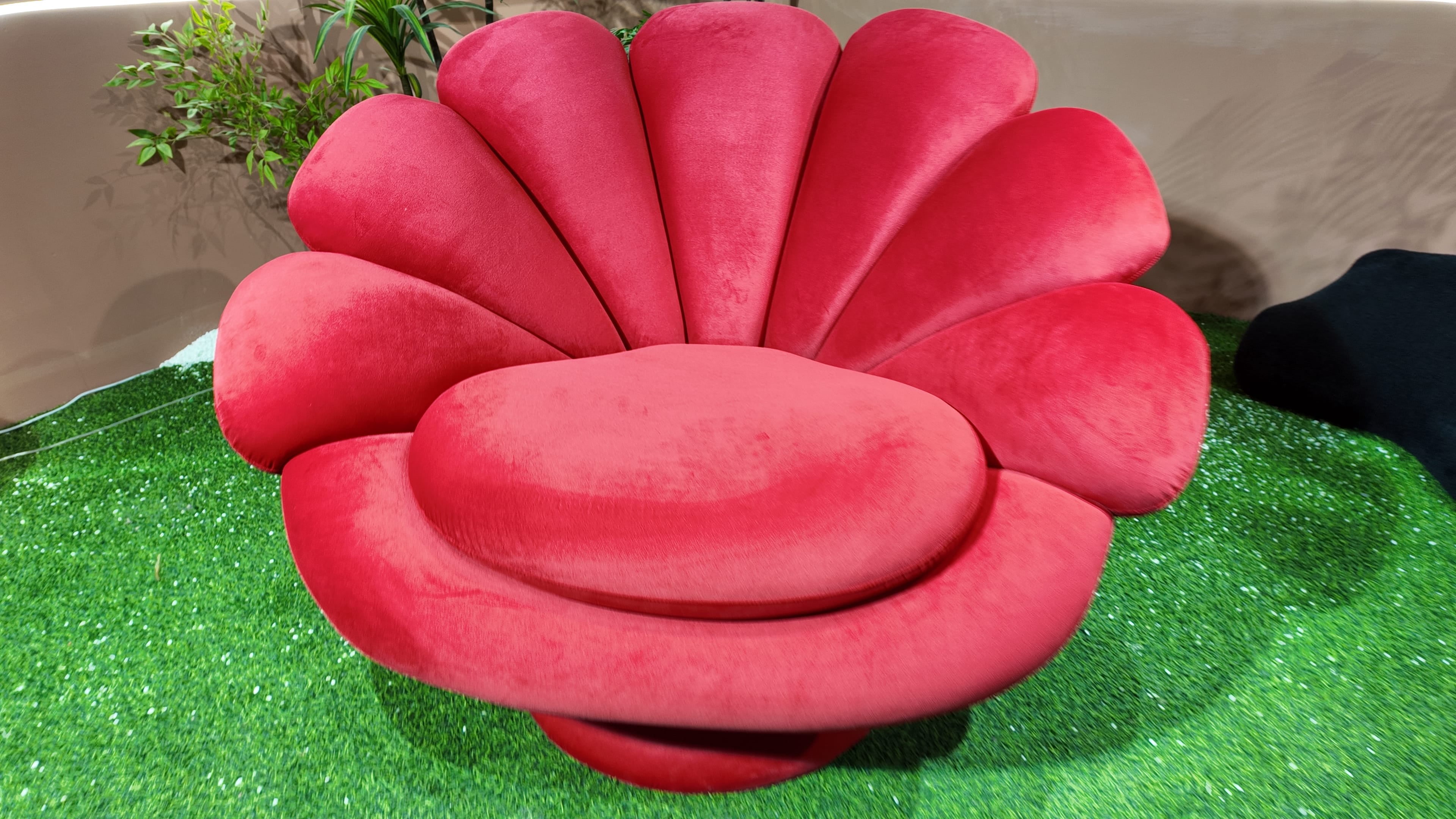 Fauteuil coquillage en velours rouge – Coquille Royale