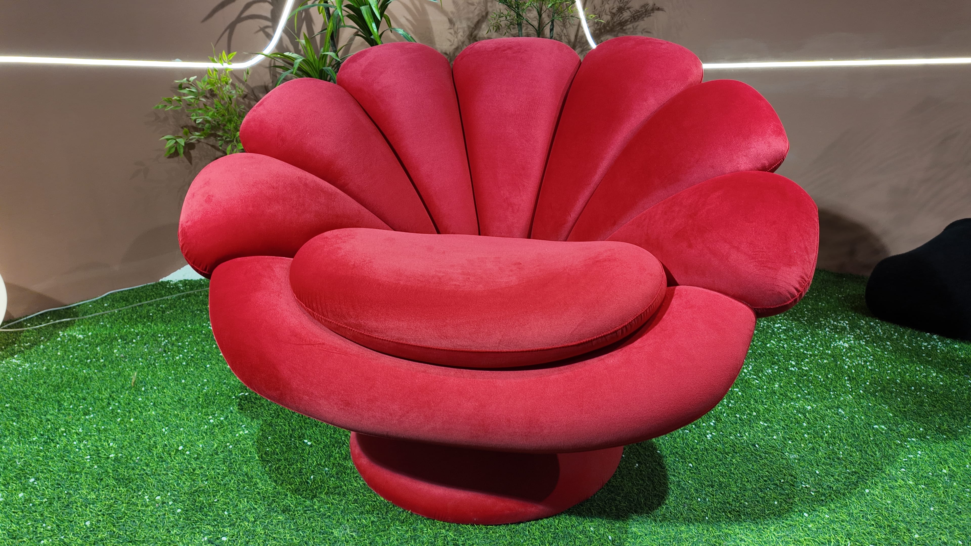Fauteuil coquillage en velours rouge – Coquille Royale