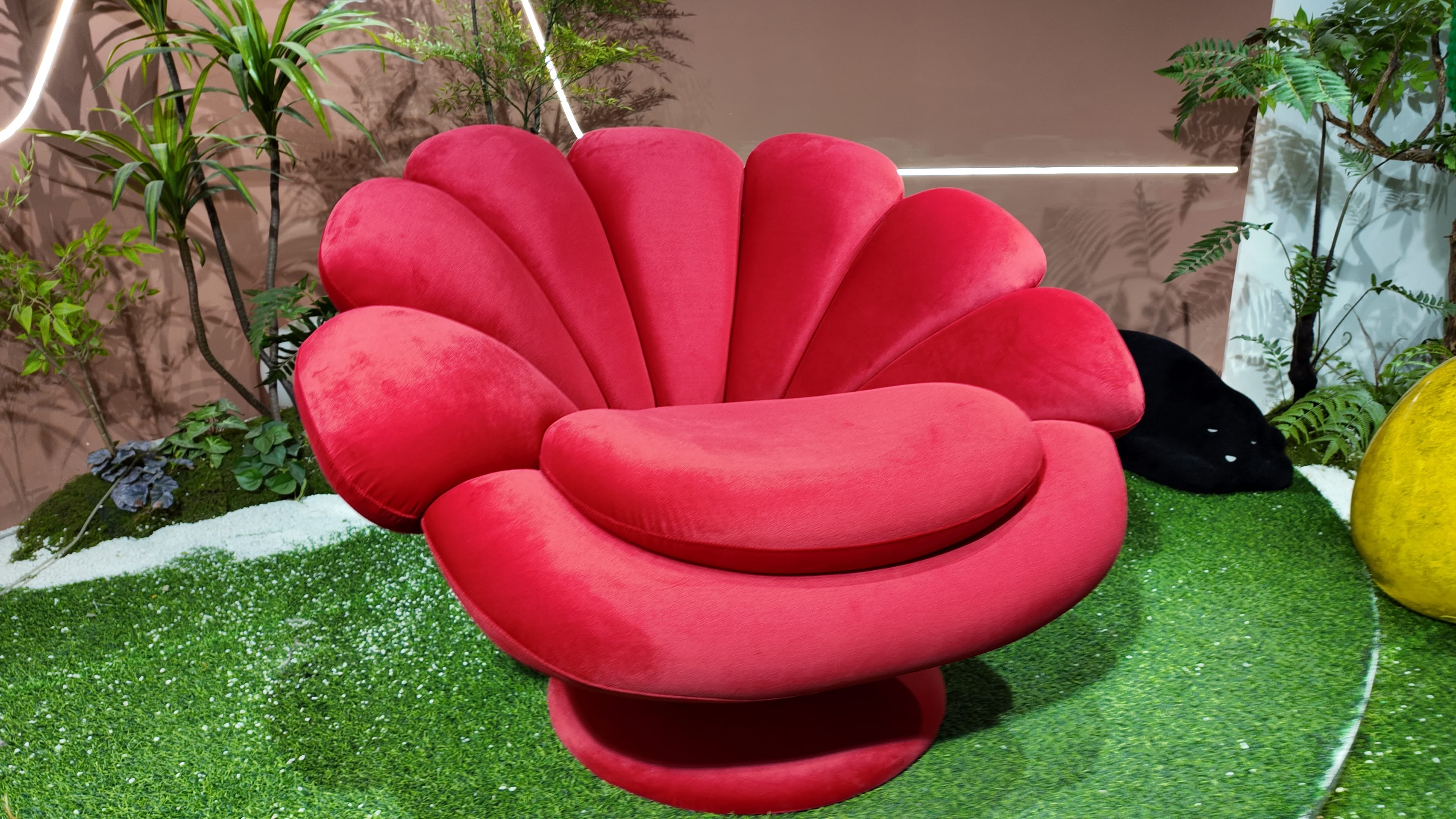 Fauteuil coquillage en velours rouge – Coquille Royale