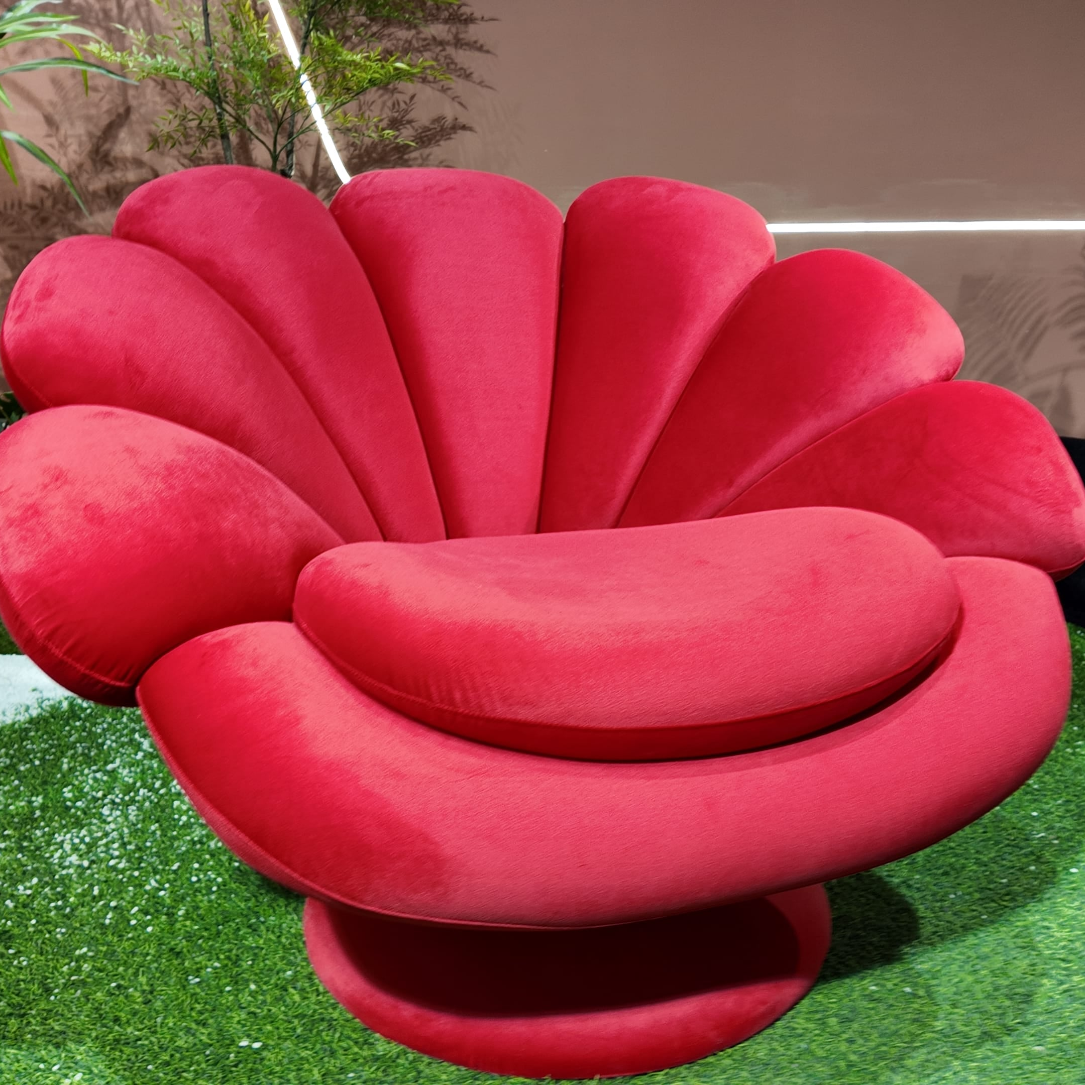 Fauteuil coquillage en velours rouge – Coquille Royale