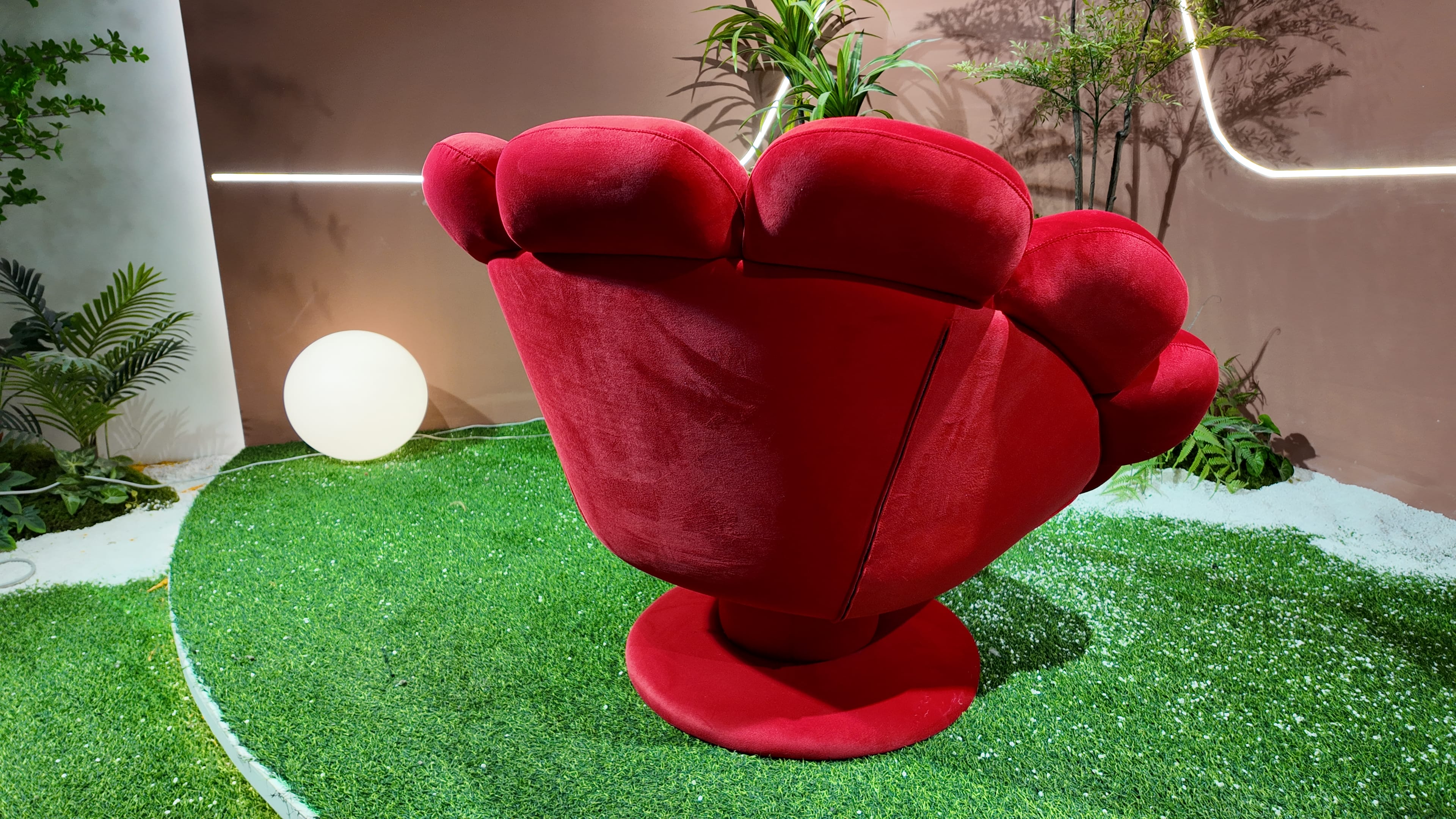 Fauteuil coquillage en velours rouge – Coquille Royale
