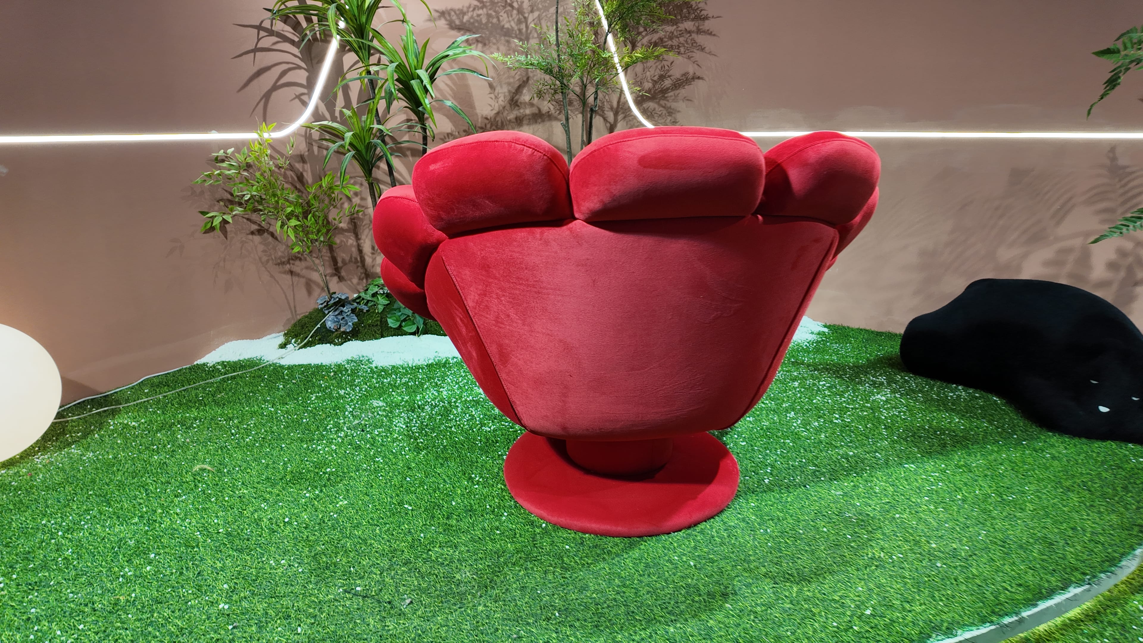 Fauteuil coquillage en velours rouge – Coquille Royale