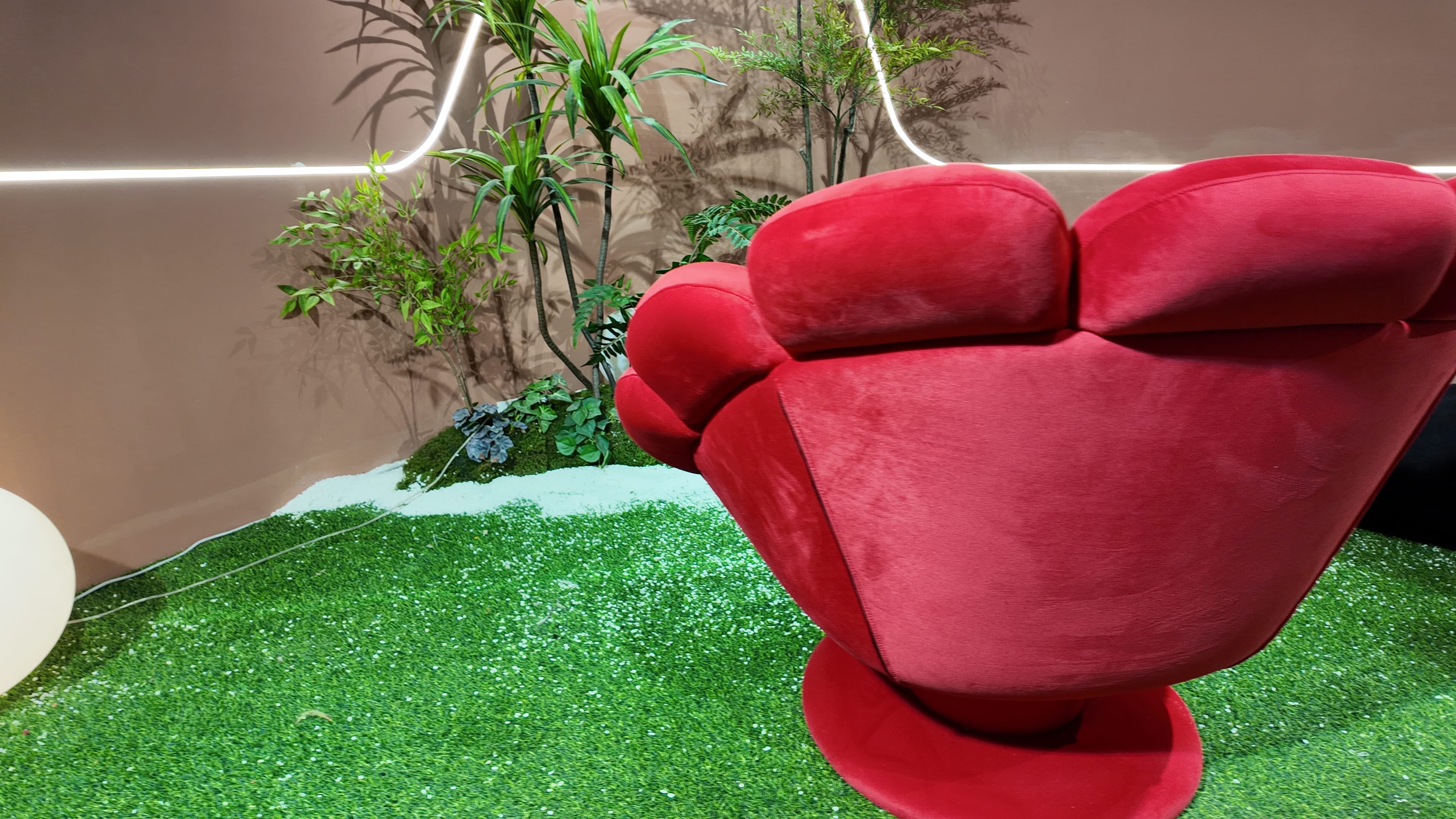 Fauteuil coquillage en velours rouge – Coquille Royale
