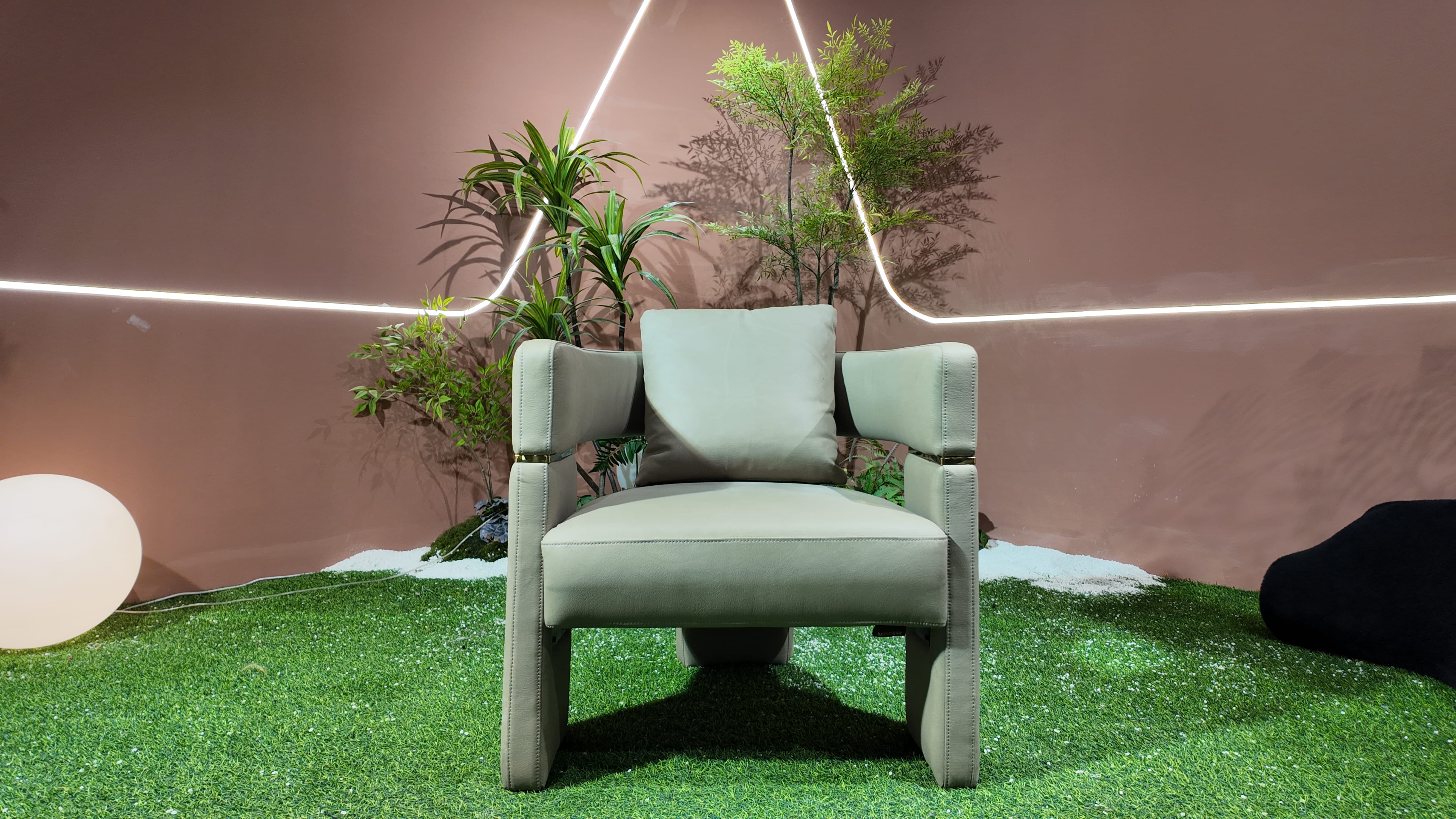 Fauteuil OPERA en cuir vert sauge à piètement plein et inserts laiton