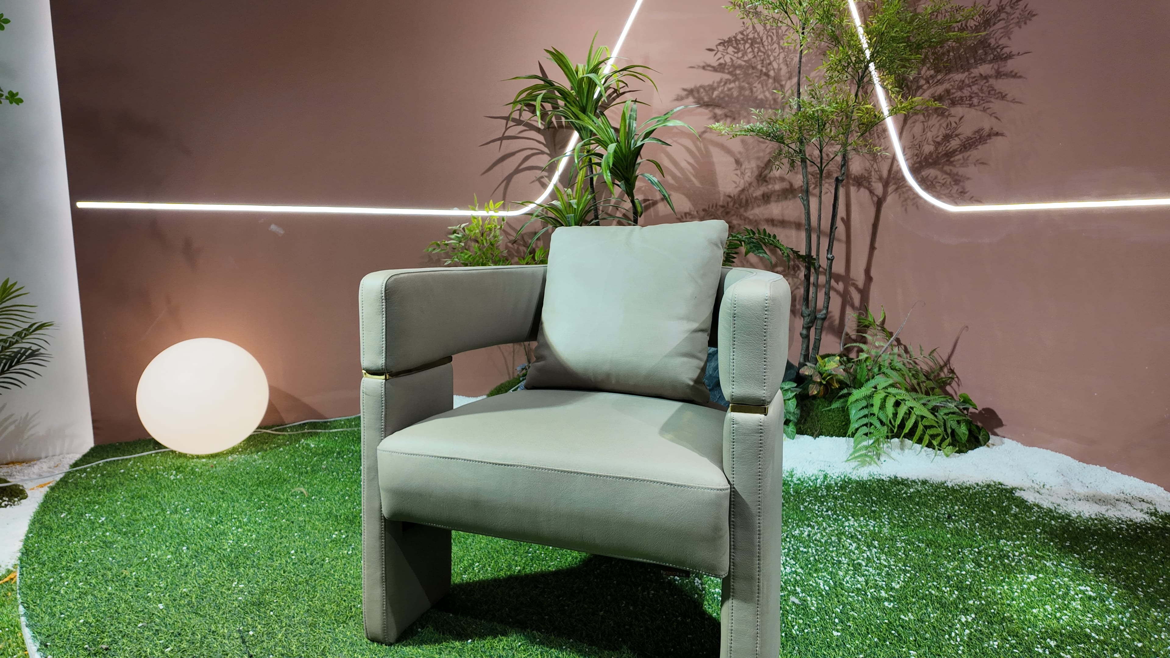 Fauteuil OPERA en cuir vert sauge à piètement plein et inserts laiton