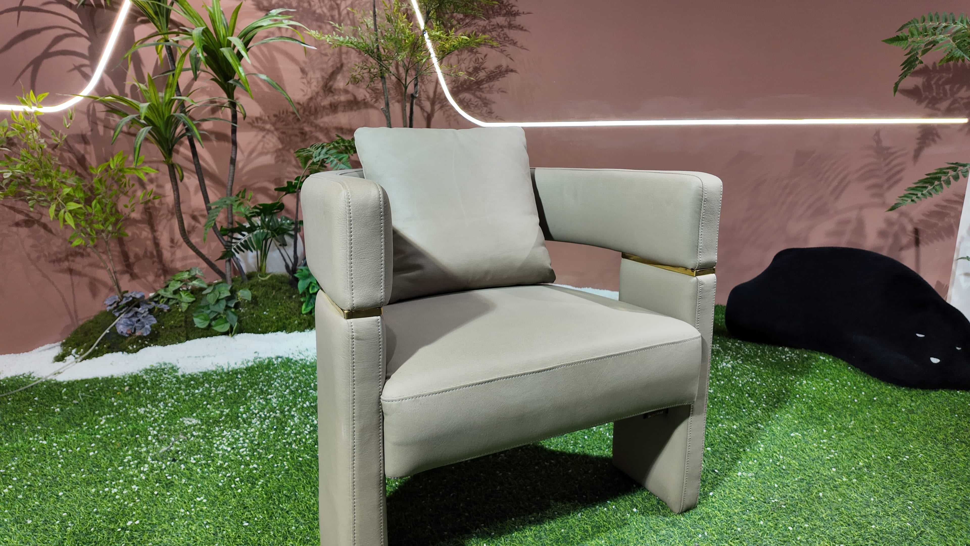 Fauteuil OPERA en cuir vert sauge à piètement plein et inserts laiton
