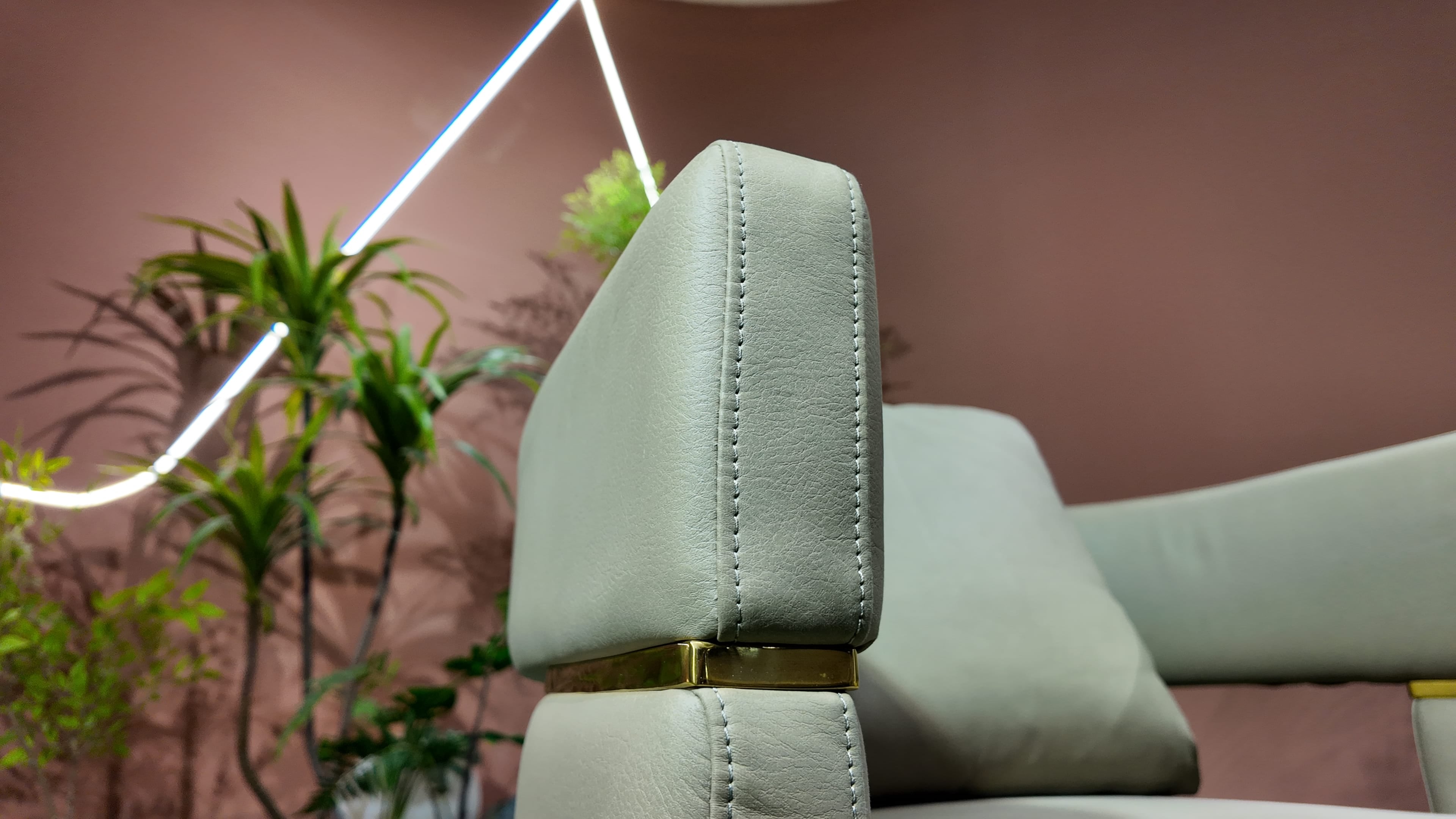 Fauteuil OPERA en cuir vert sauge à piètement plein et inserts laiton
