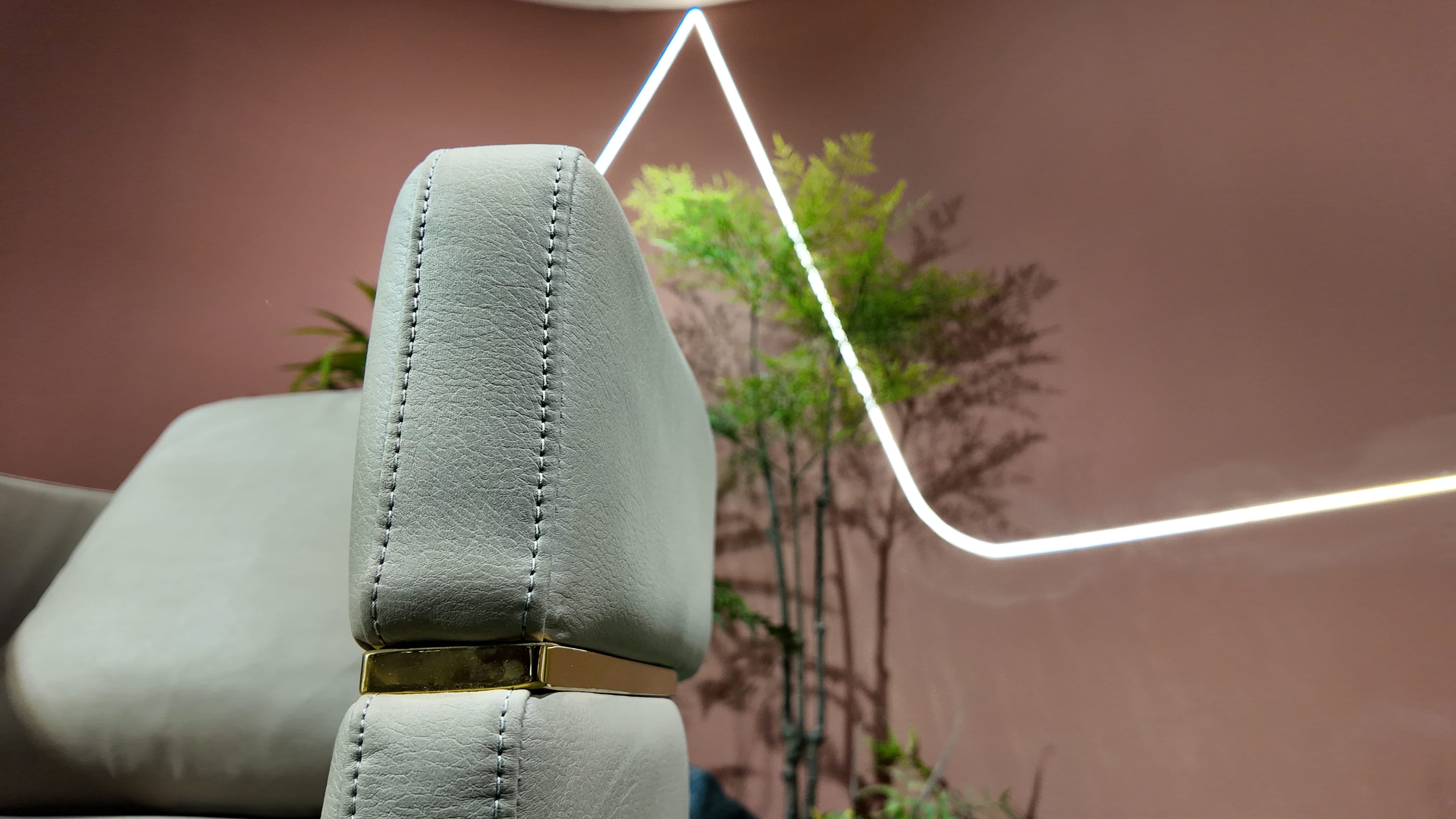 Fauteuil OPERA en cuir vert sauge à piètement plein et inserts laiton