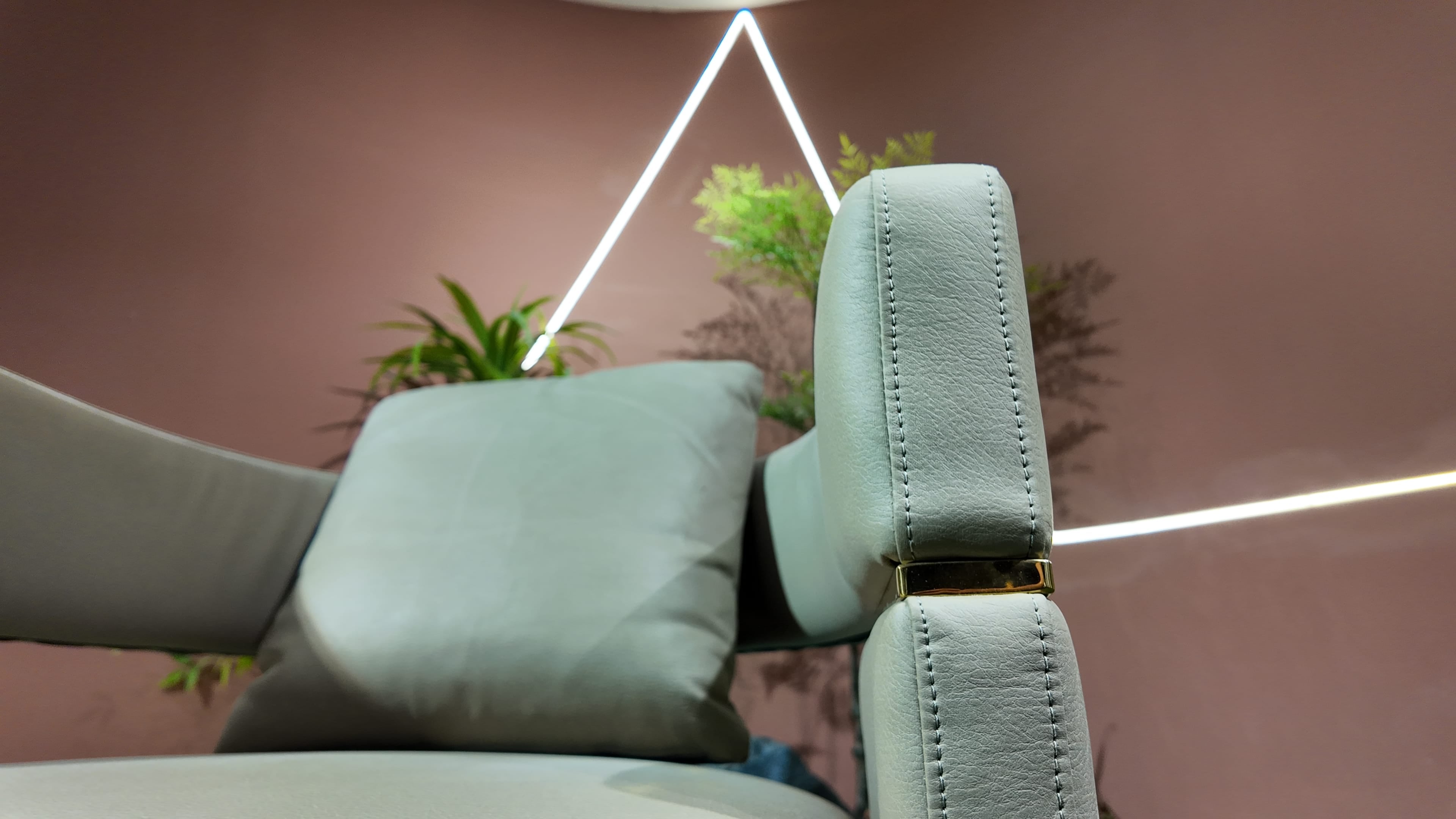 Fauteuil OPERA en cuir vert sauge à piètement plein et inserts laiton
