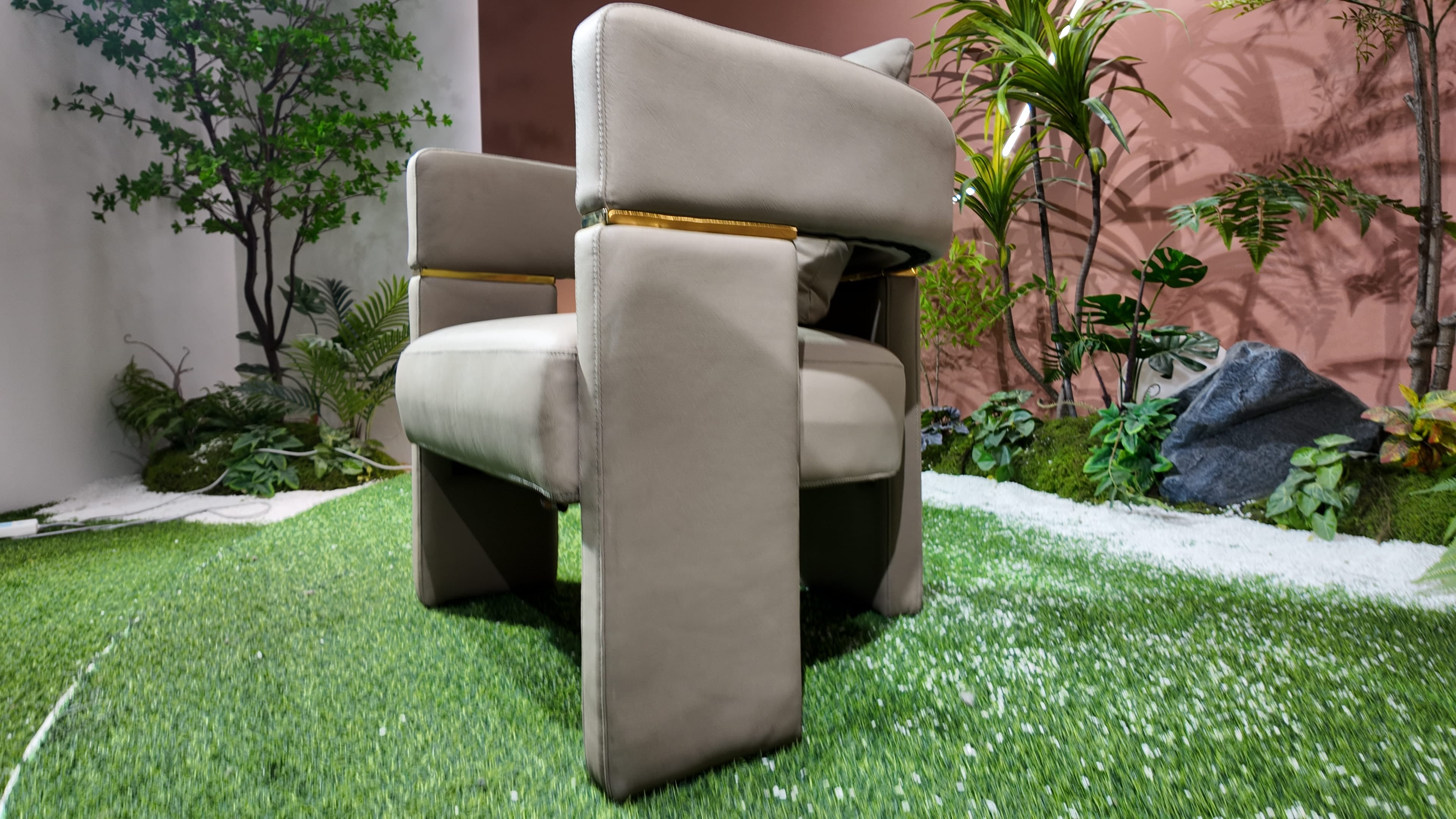 Fauteuil OPERA en cuir vert sauge à piètement plein et inserts laiton