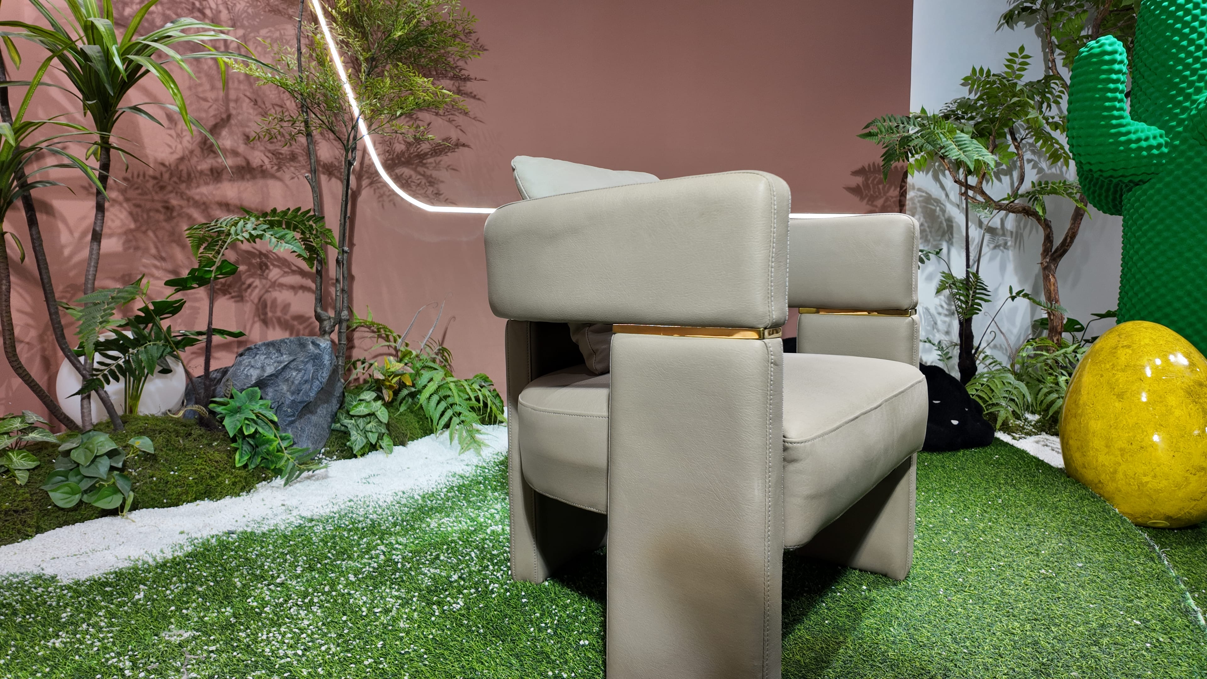 Fauteuil OPERA en cuir vert sauge à piètement plein et inserts laiton