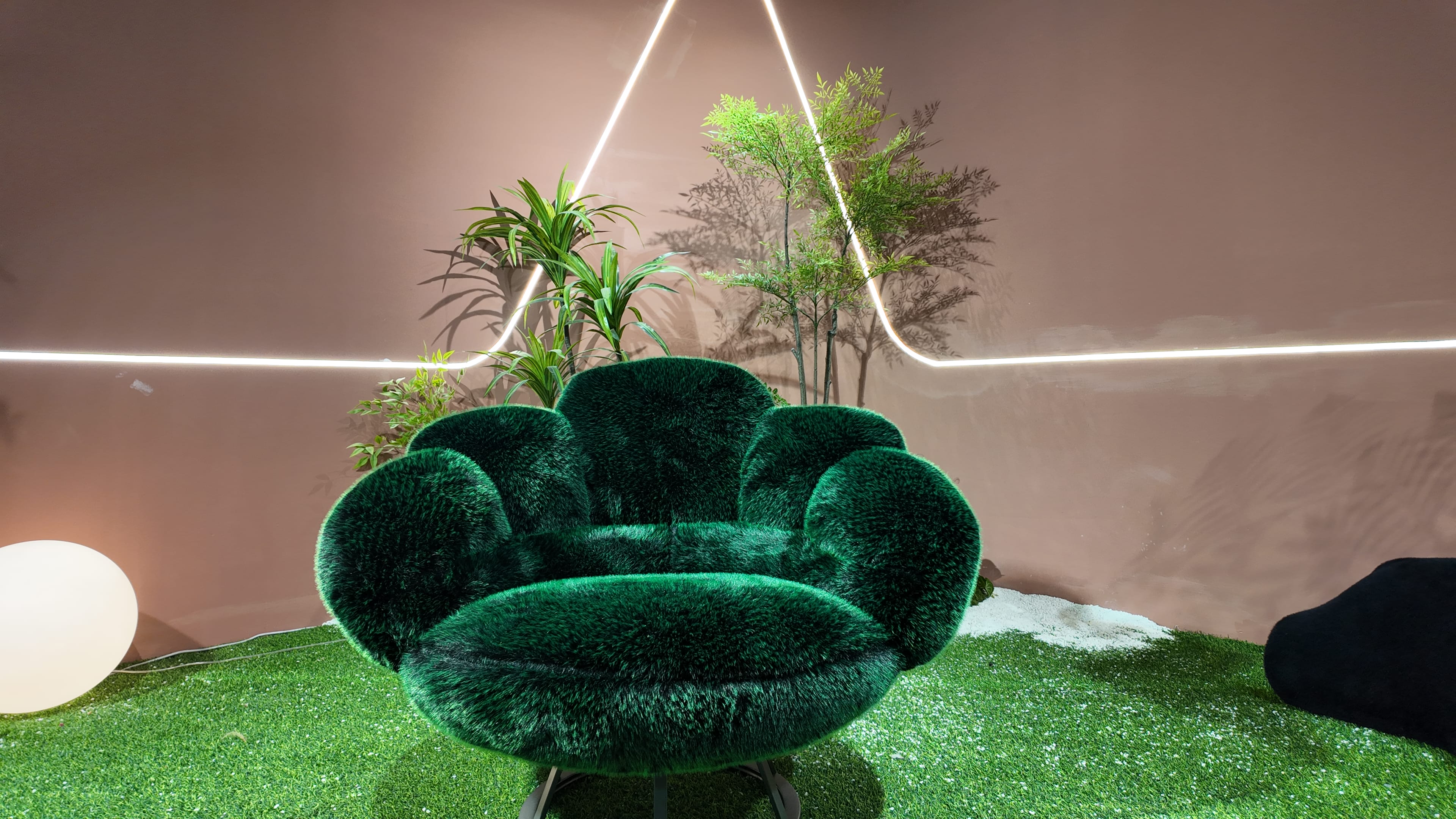 Fauteuil pivotant en fausse fourrure verte à dossier festonné – Bear Paw