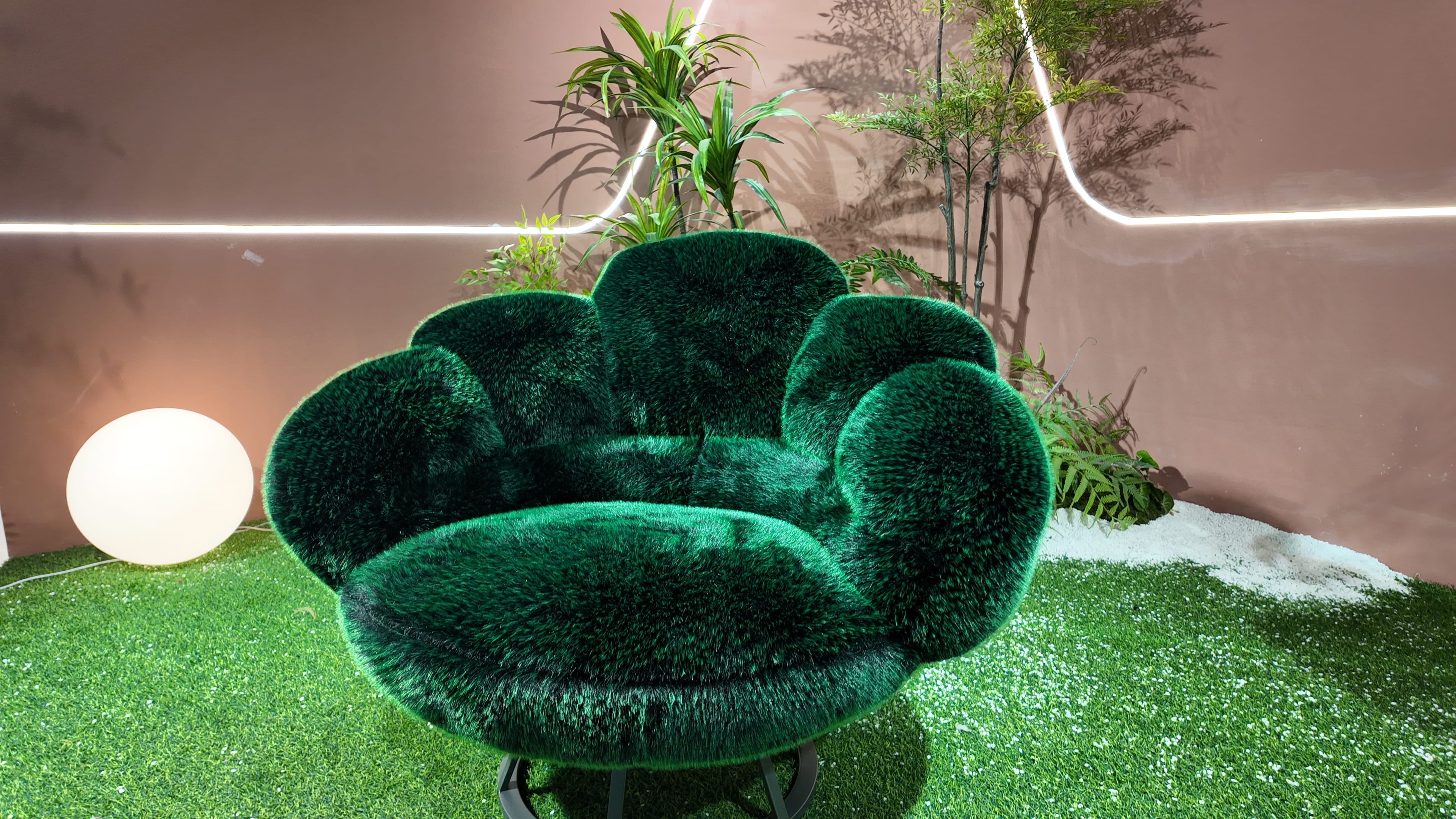 Fauteuil pivotant en fausse fourrure verte à dossier festonné – Bear Paw
