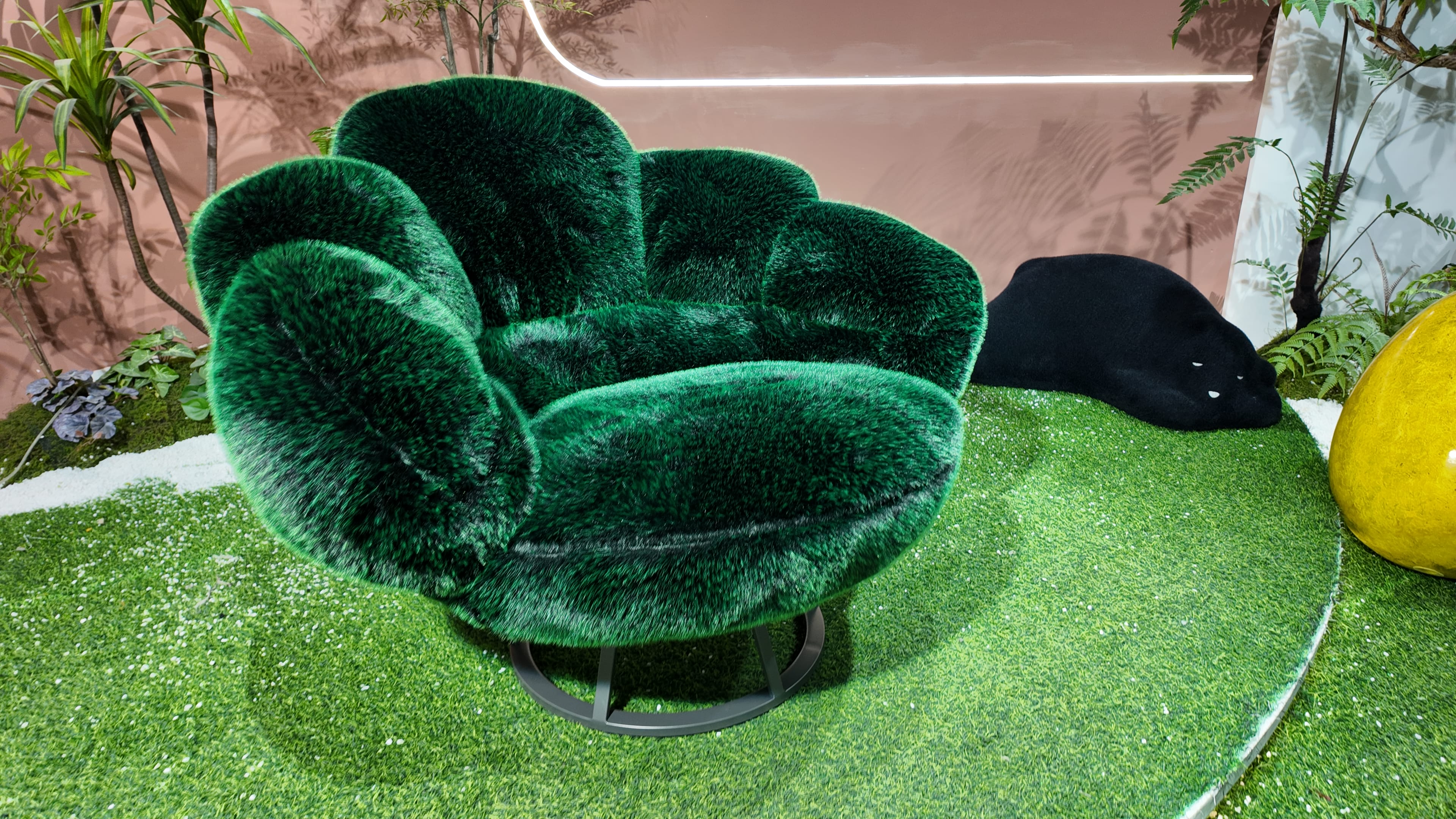 Fauteuil pivotant en fausse fourrure verte à dossier festonné – Bear Paw