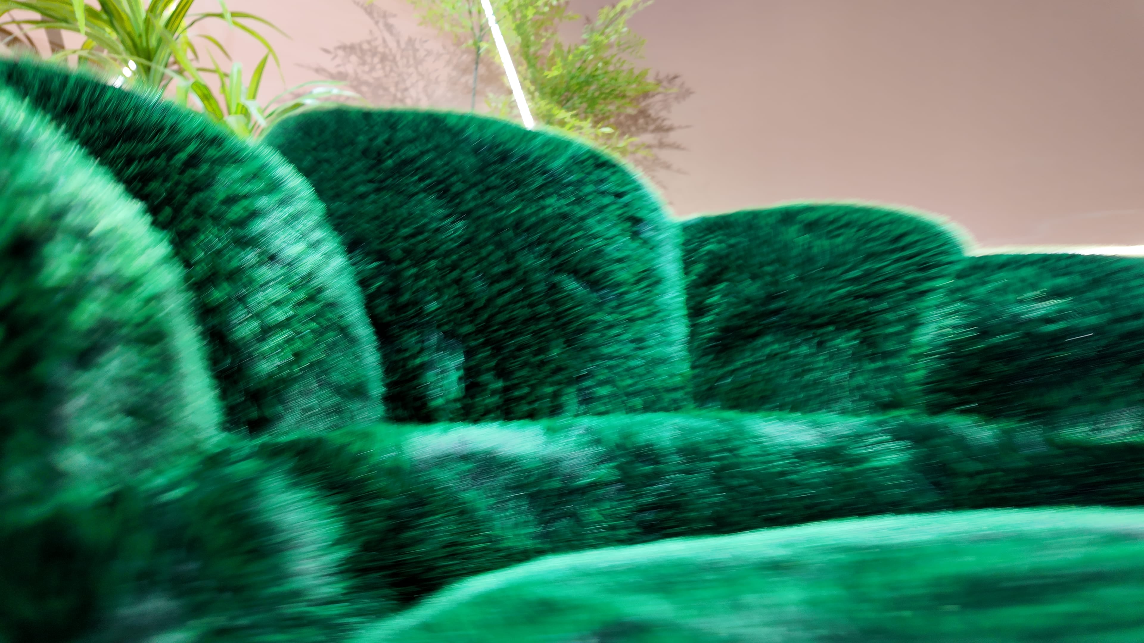 Fauteuil pivotant en fausse fourrure verte à dossier festonné – Bear Paw