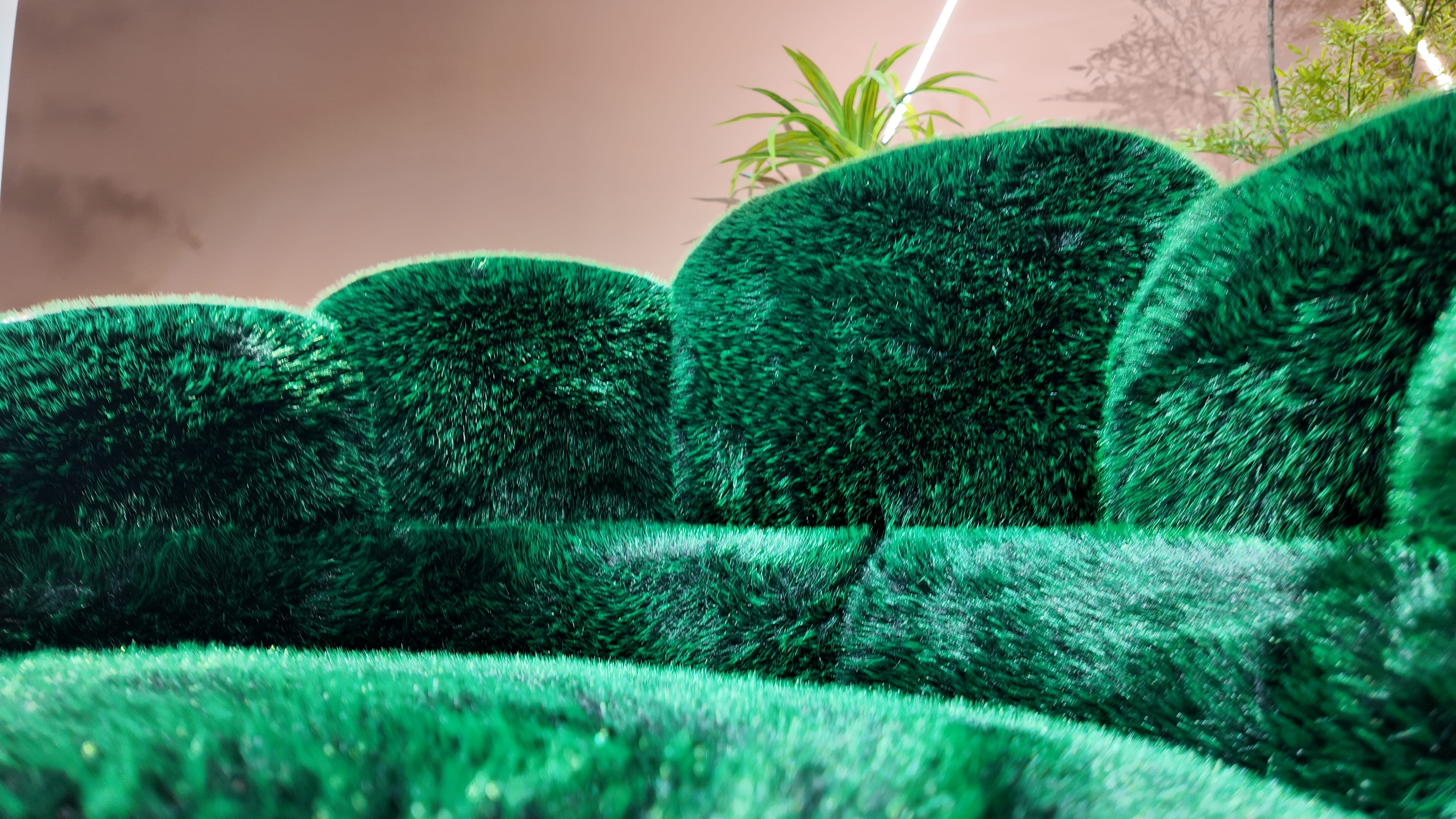 Fauteuil pivotant en fausse fourrure verte à dossier festonné – Bear Paw